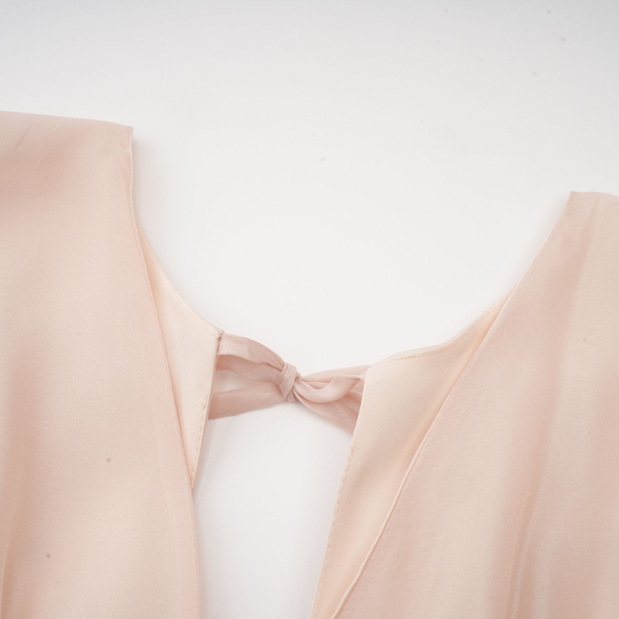 فستان لوسي متوسط الطول مزين بنقشة زهور صناعية