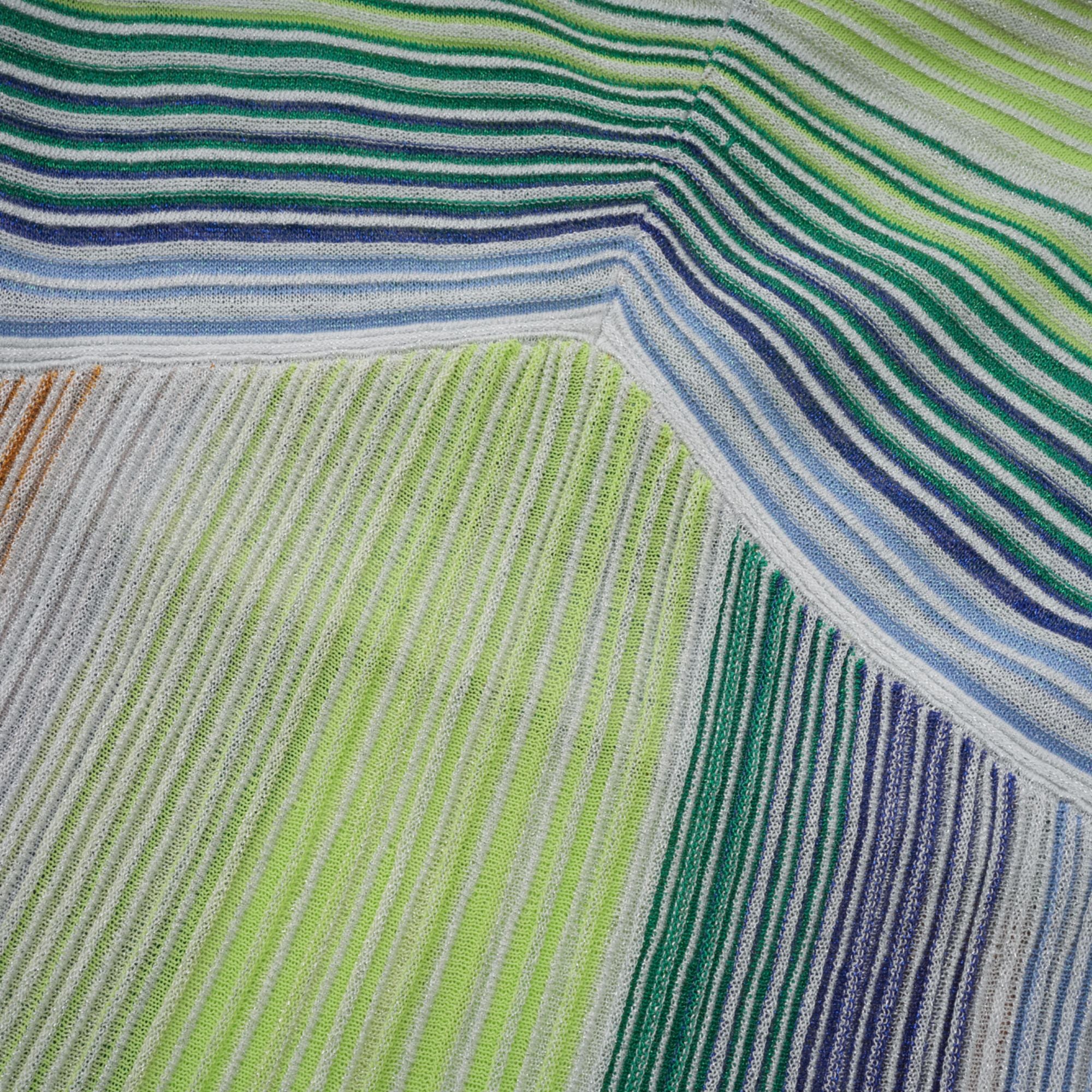 فستان إيرينا ماكسي أزرق منسوج بنمط متعرج