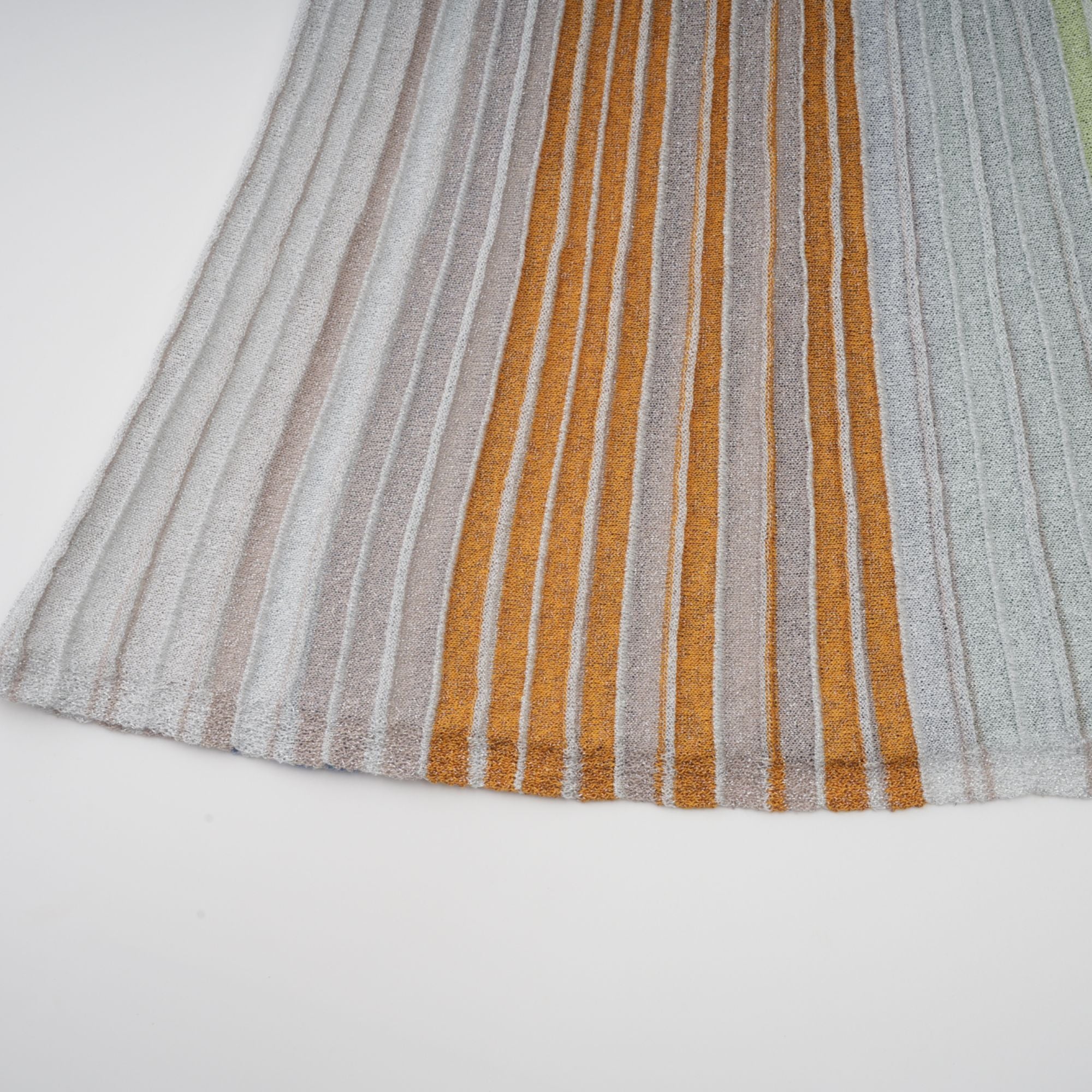 فستان إيرينا ماكسي أزرق منسوج بنمط متعرج