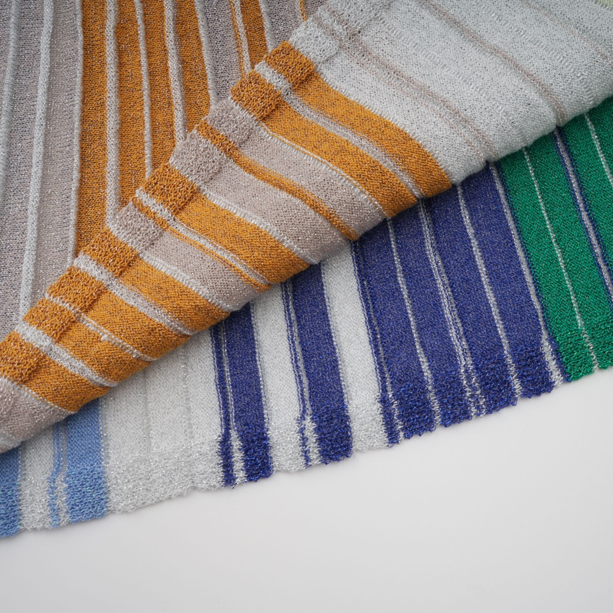 فستان إيرينا ماكسي أزرق منسوج بنمط متعرج