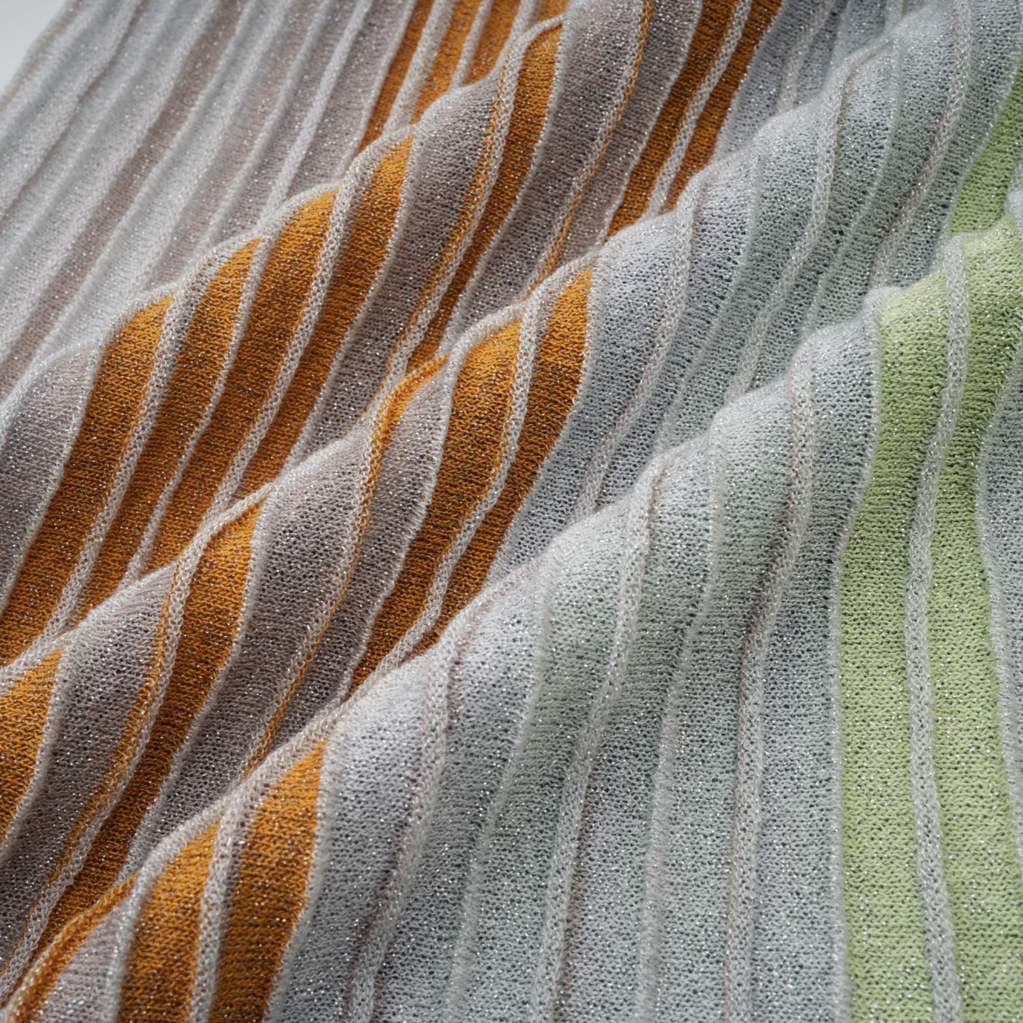 فستان إيرينا ماكسي أزرق منسوج بنمط متعرج