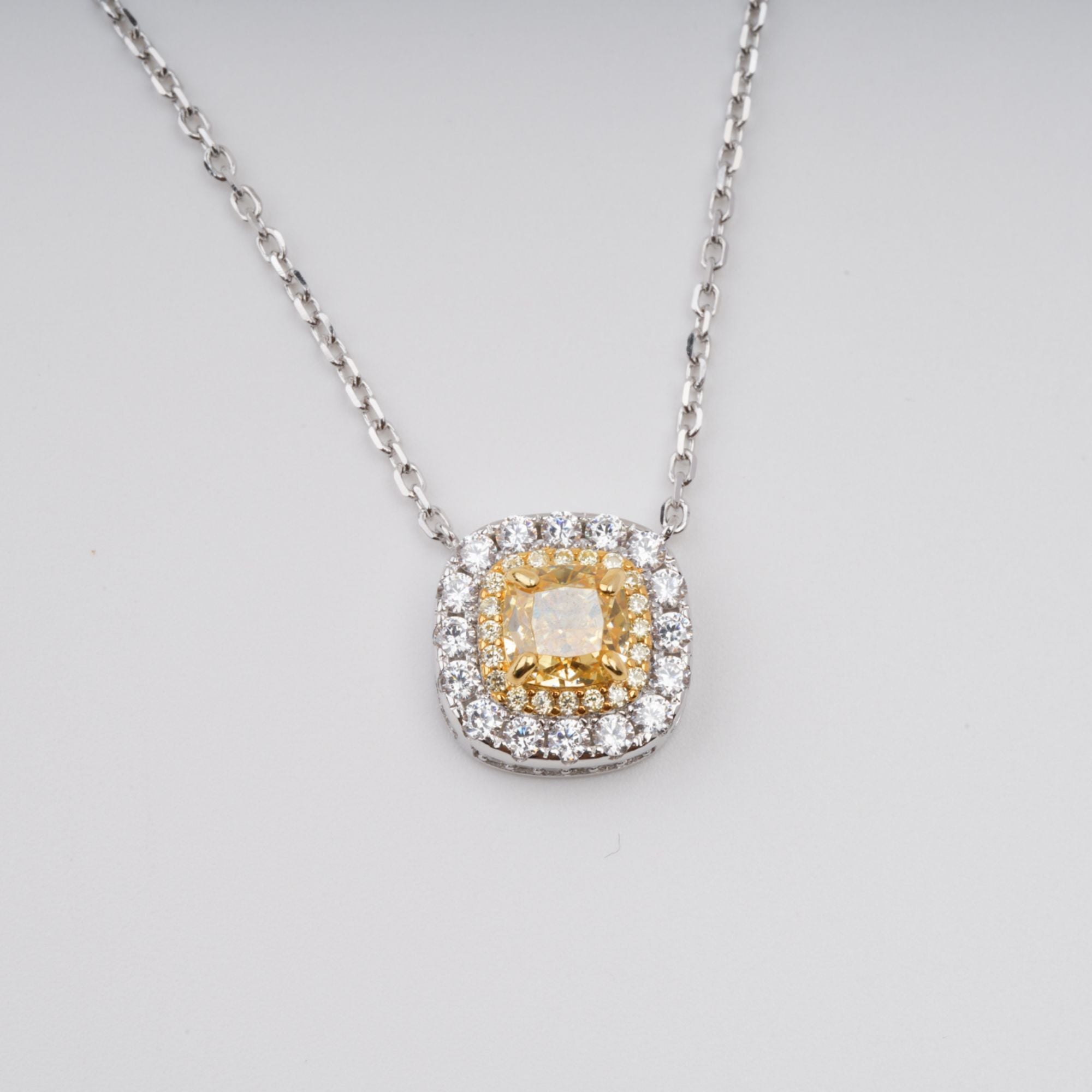 Aava Halskette aus Sterlingsilber mit gelbem, quadratisch geschliffenem Edelstein