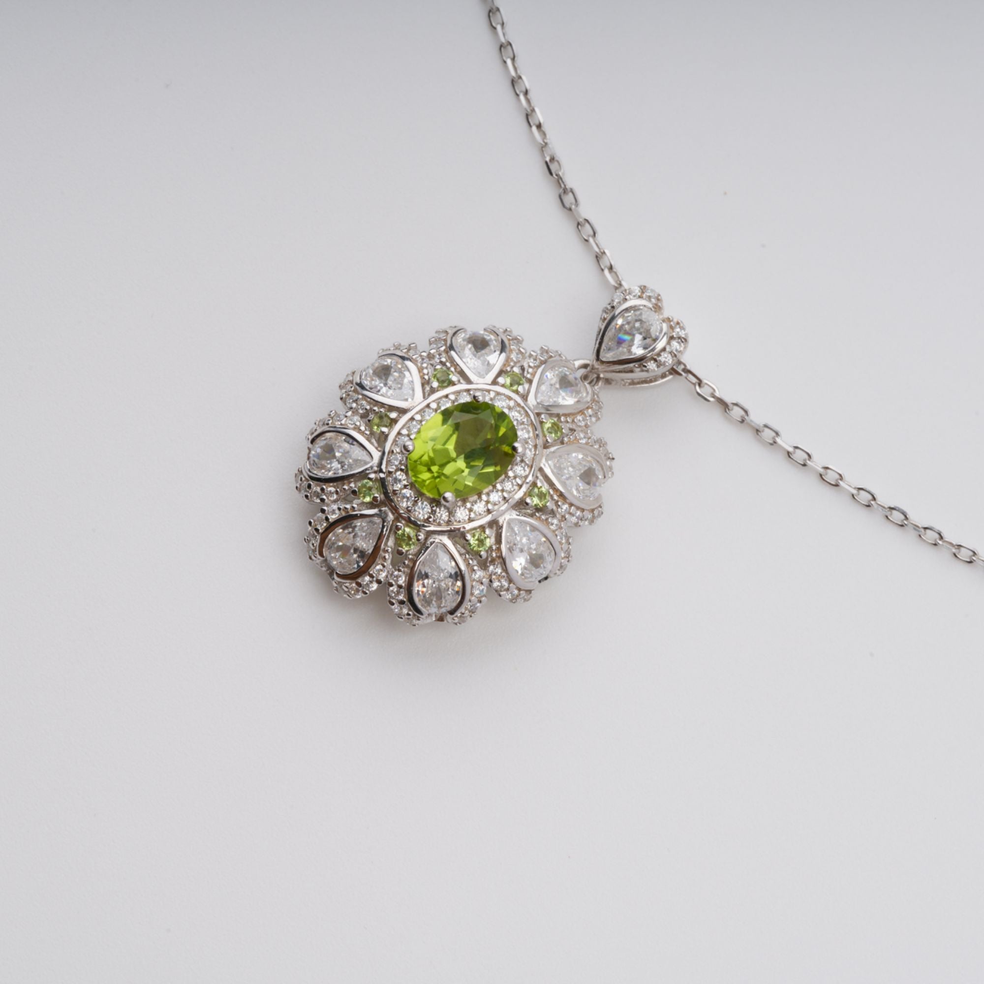 قلادة كايلي الخضراء المرصعة بالأحجار الكريمة من الفضة الإسترلينية