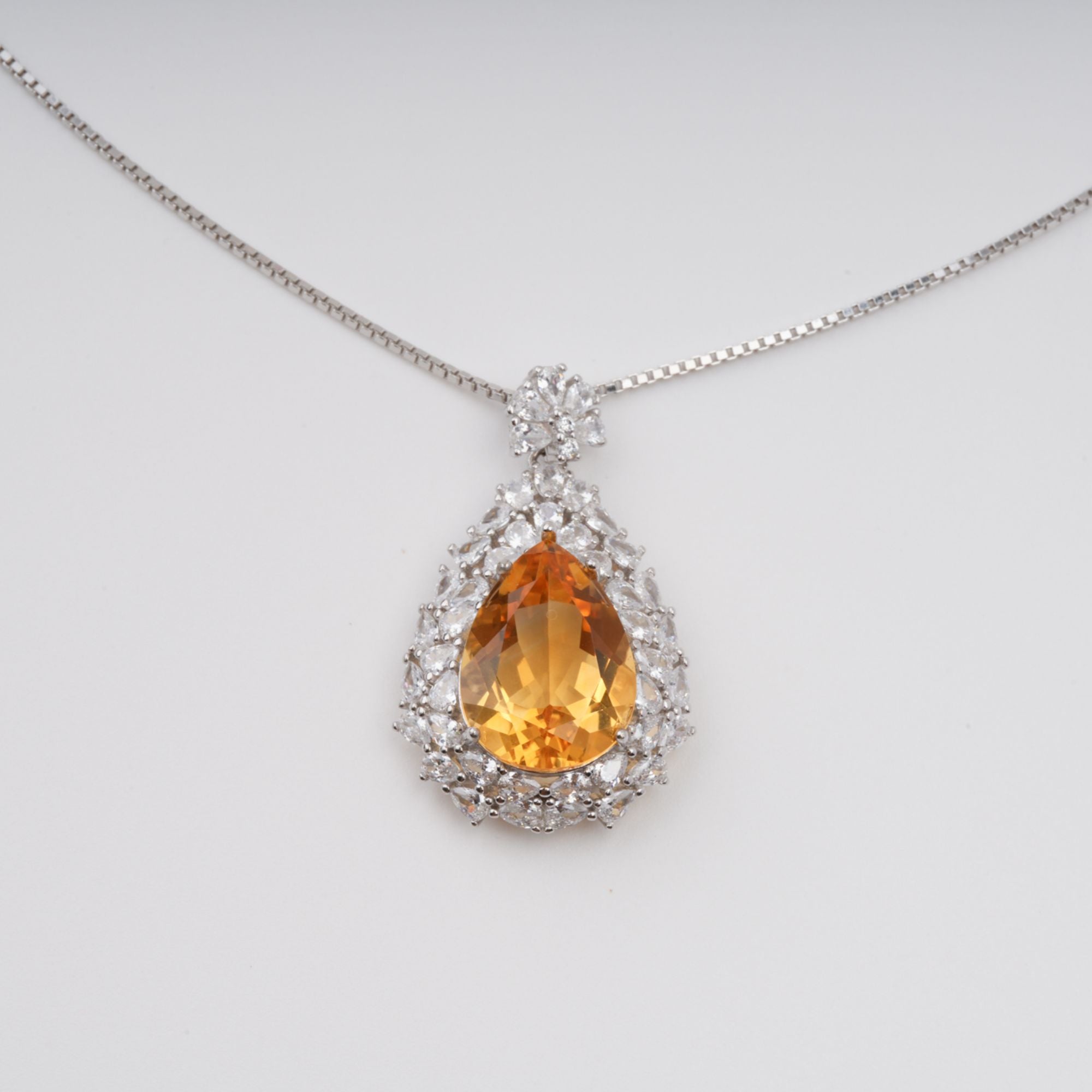 قلادة جيولا الصفراء على شكل دمعة من الفضة الإسترلينية مرصعة بأحجار كريمة