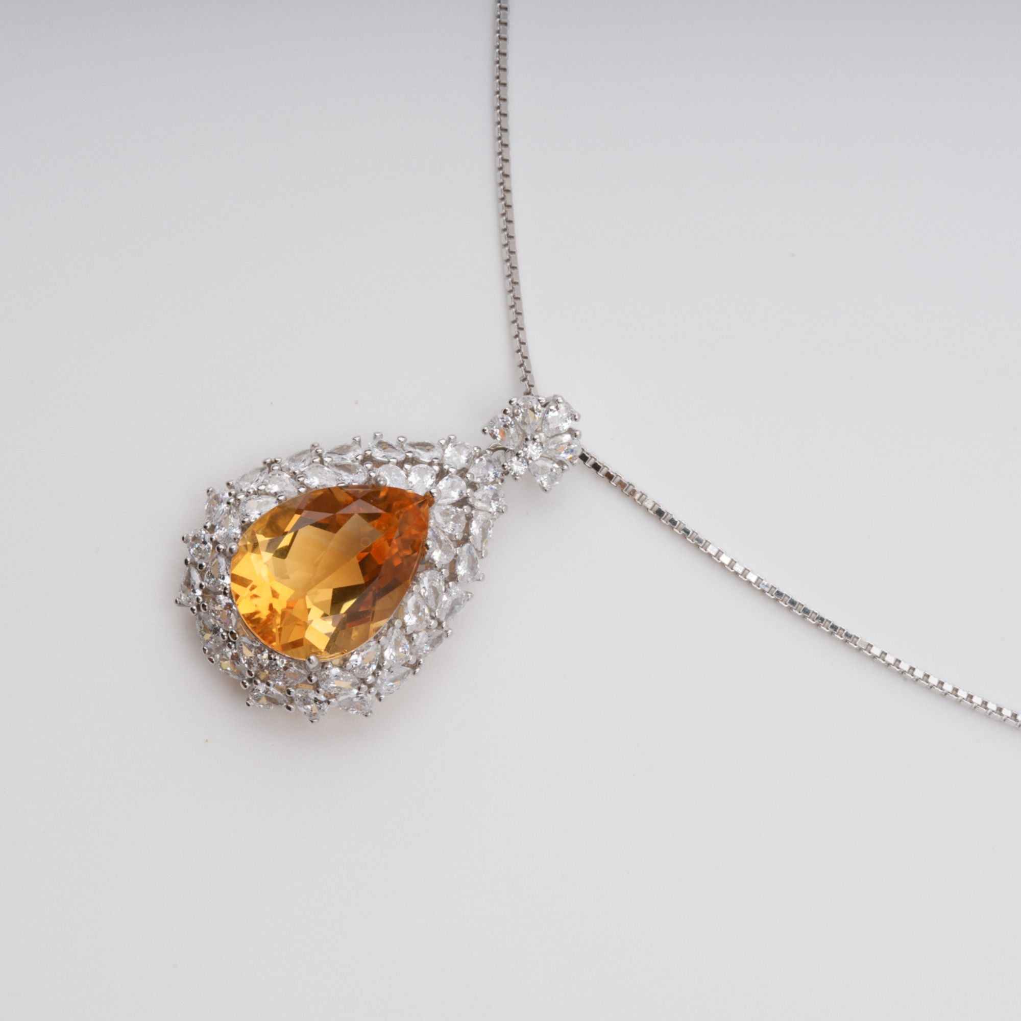 قلادة جيولا الصفراء على شكل دمعة من الفضة الإسترلينية مرصعة بأحجار كريمة