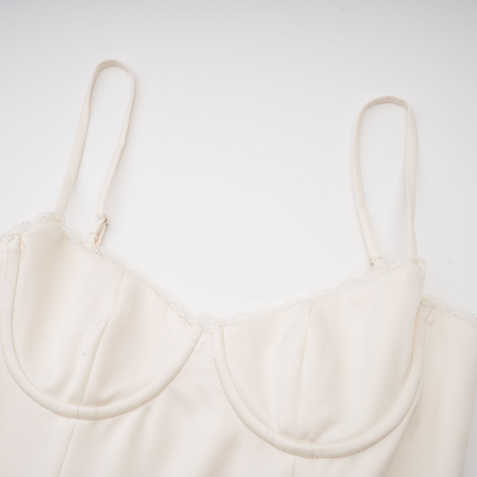 فستان قصير مكشوف الأكتاف من التول بتصميم واسع من سايرة (بيع نهائي - الولايات المتحدة فقط)