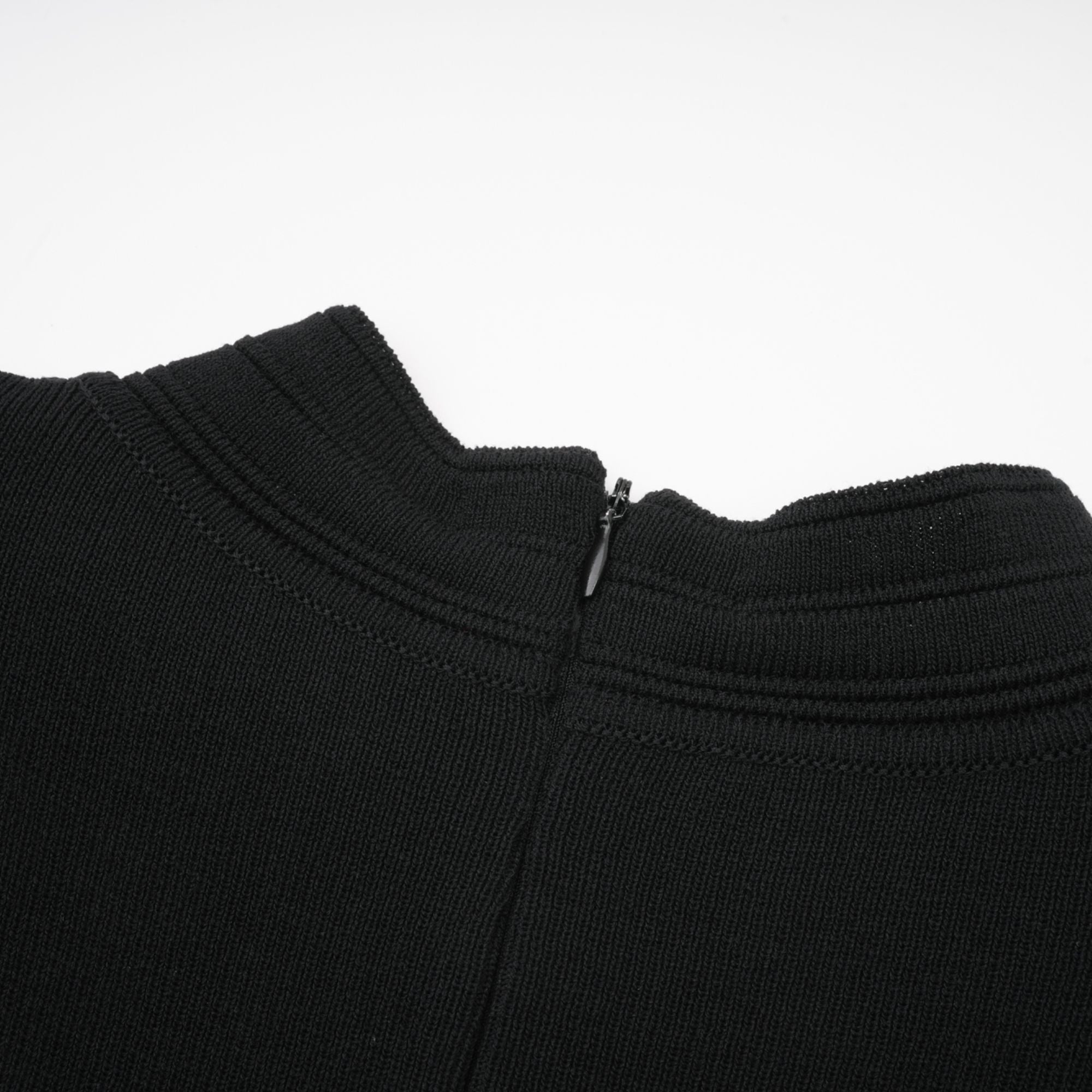 فستان قصير محبوك مزين بالكشكشة باللون الأسود من فابيان