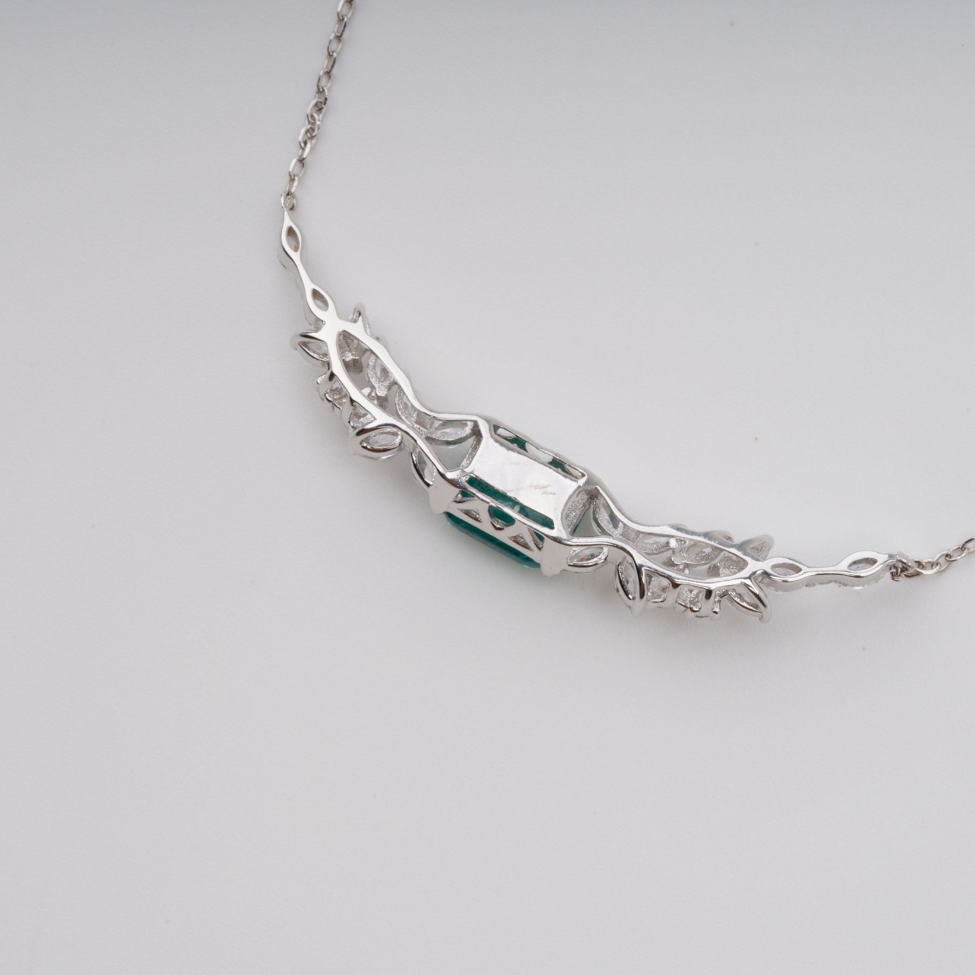 قلادة هيلجا الخضراء المجنحة من الفضة الإسترلينية