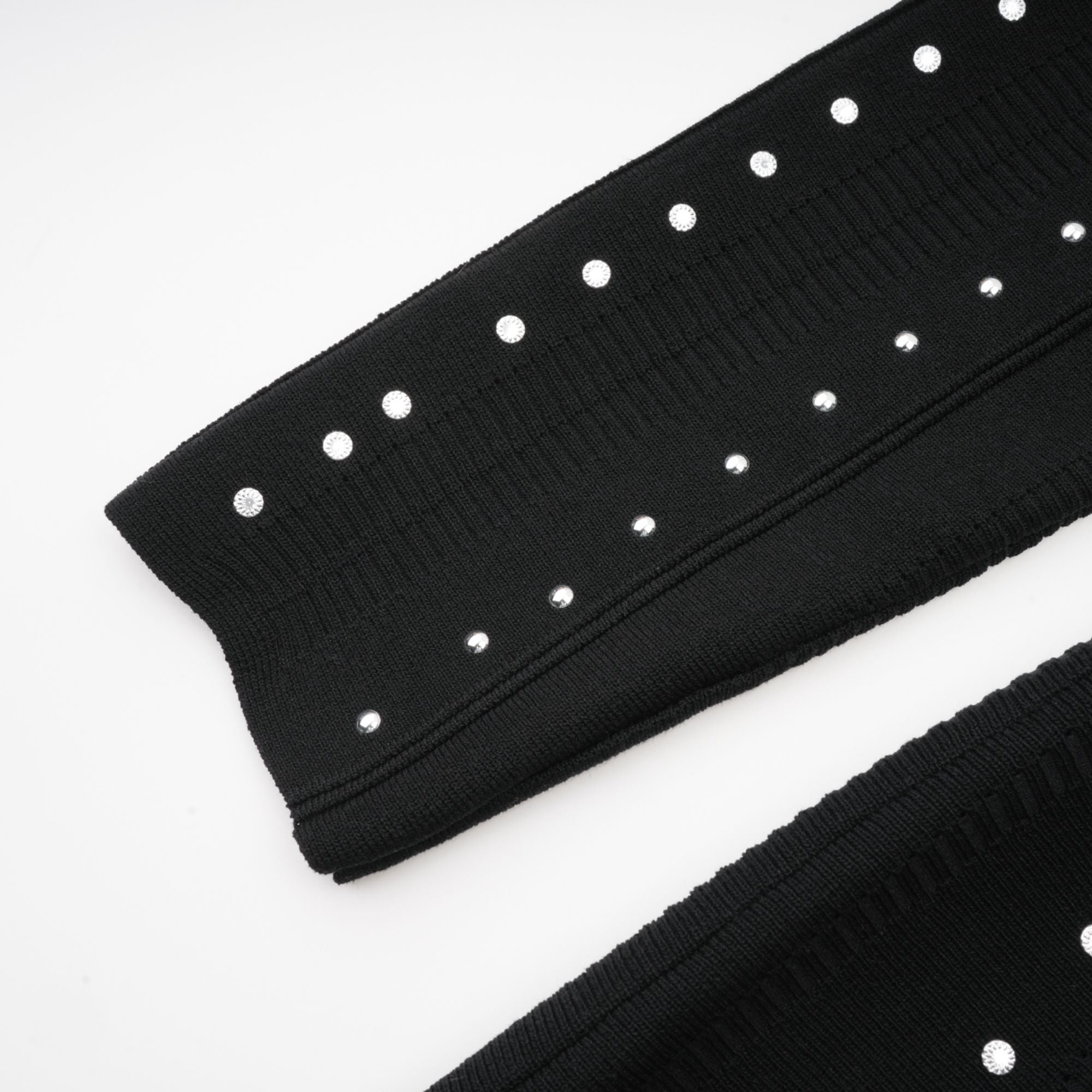 فستان قصير محبوك مزين بالكشكشة باللون الأسود من فابيان