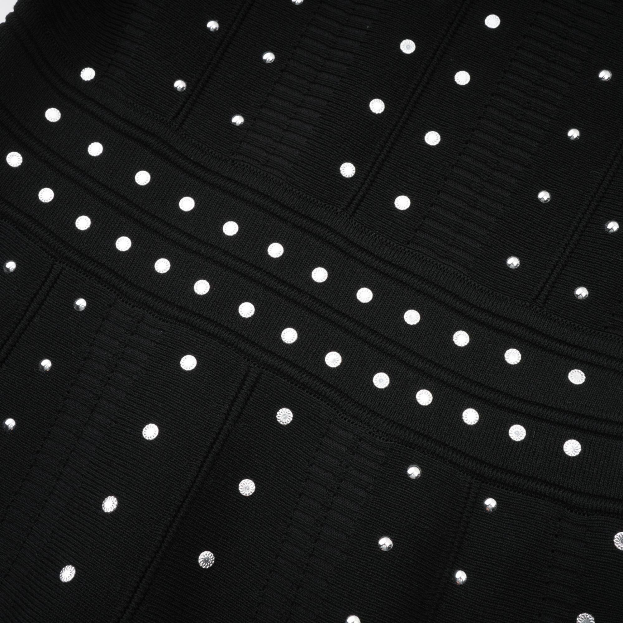 فستان قصير محبوك مزين بالكشكشة باللون الأسود من فابيان