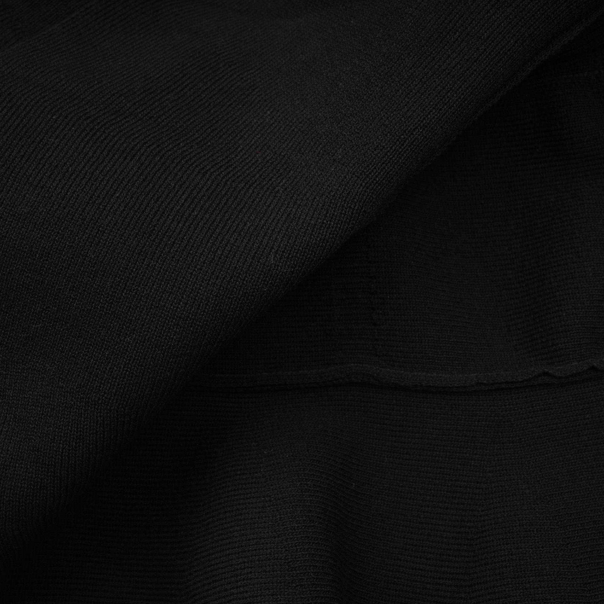 فستان قصير محبوك مزين بالكشكشة باللون الأسود من فابيان