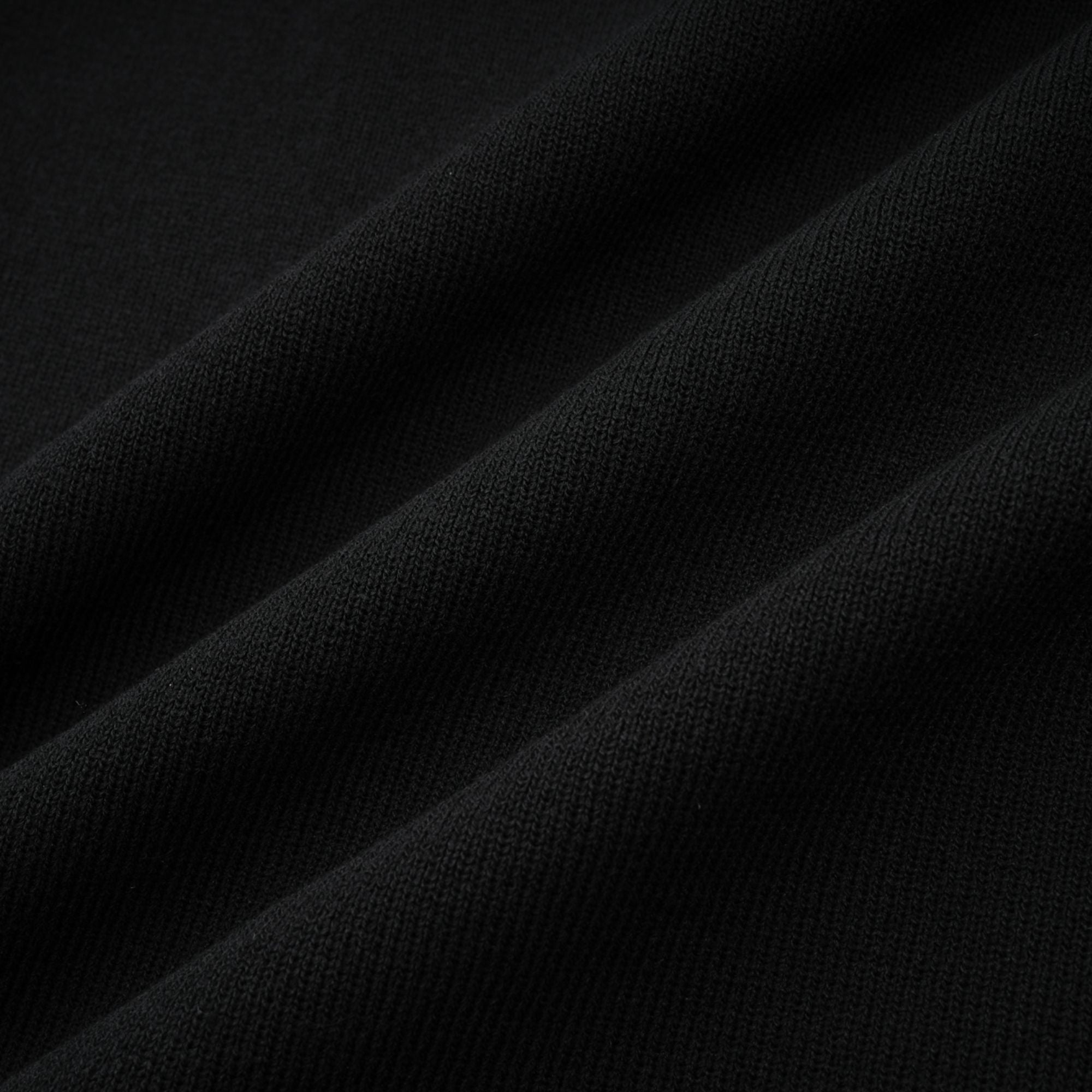 فستان قصير محبوك مزين بالكشكشة باللون الأسود من فابيان