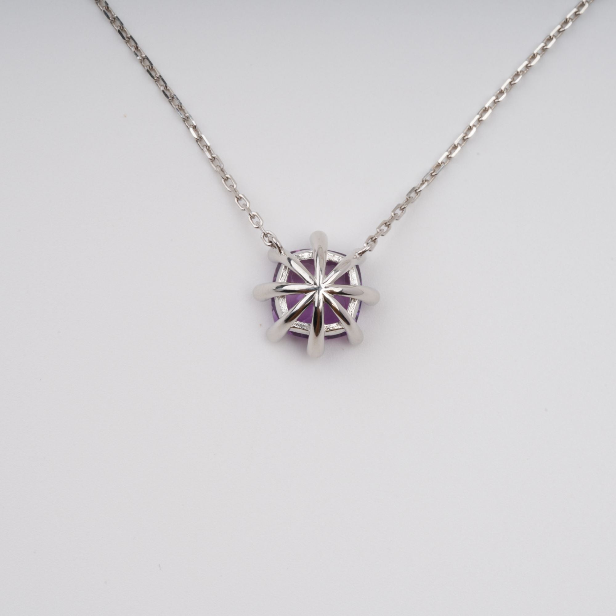 قلادة جيانيتا من الفضة الإسترلينية مزينة بأحجار كريمة مربعة بنفسجية