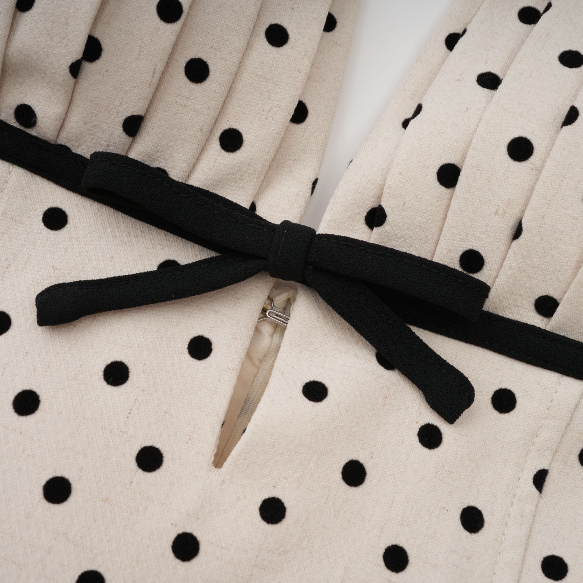 فستان جيتان متوسط الطول منقط باللون الأبيض