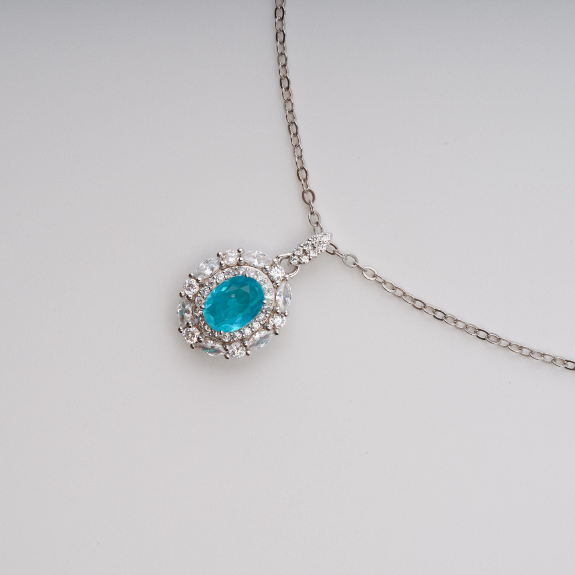 قلادة أنينا الزرقاء البيضاوية المصنوعة من أحجار كريمة من الفضة الإسترلينية