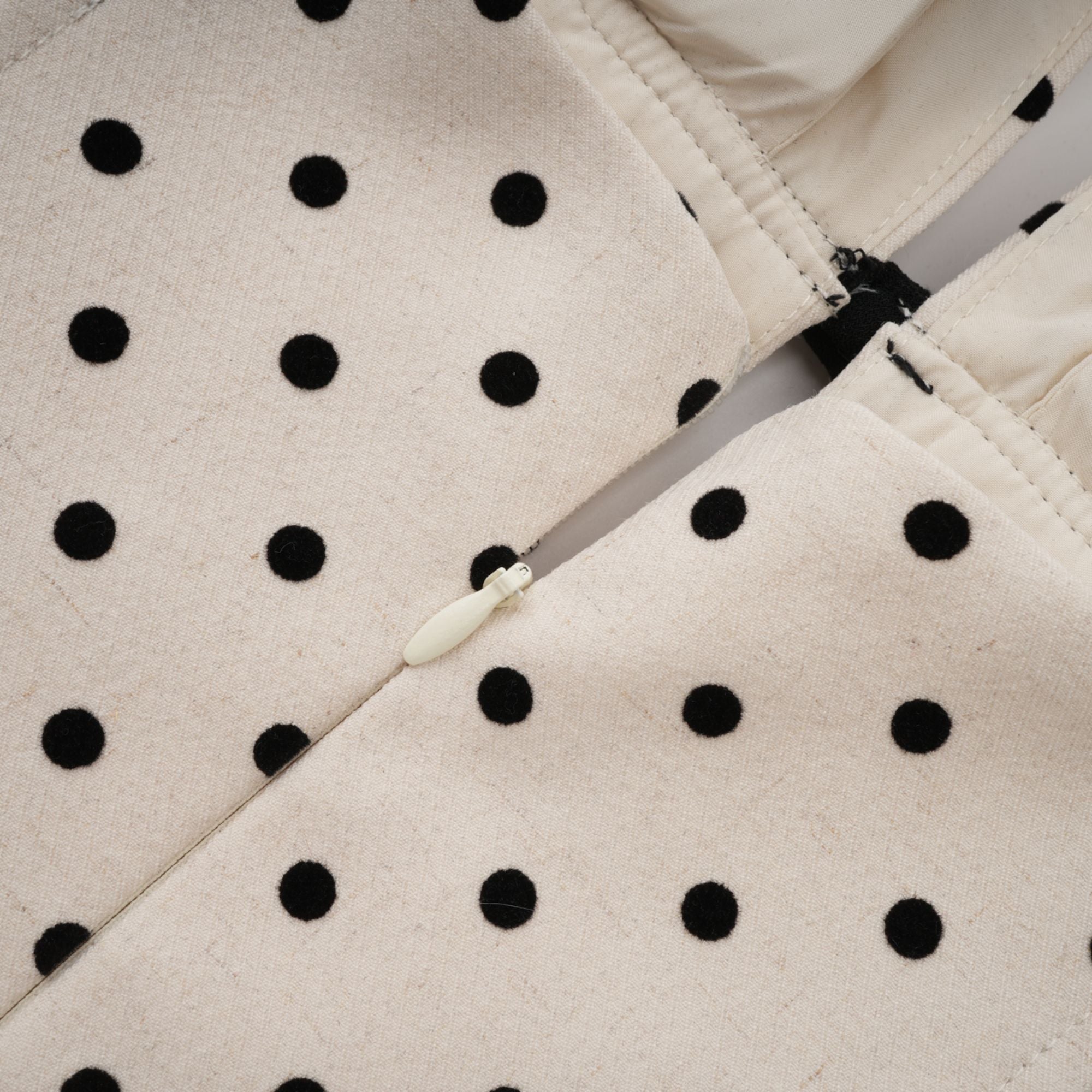 فستان جيتان متوسط الطول منقط باللون الأبيض