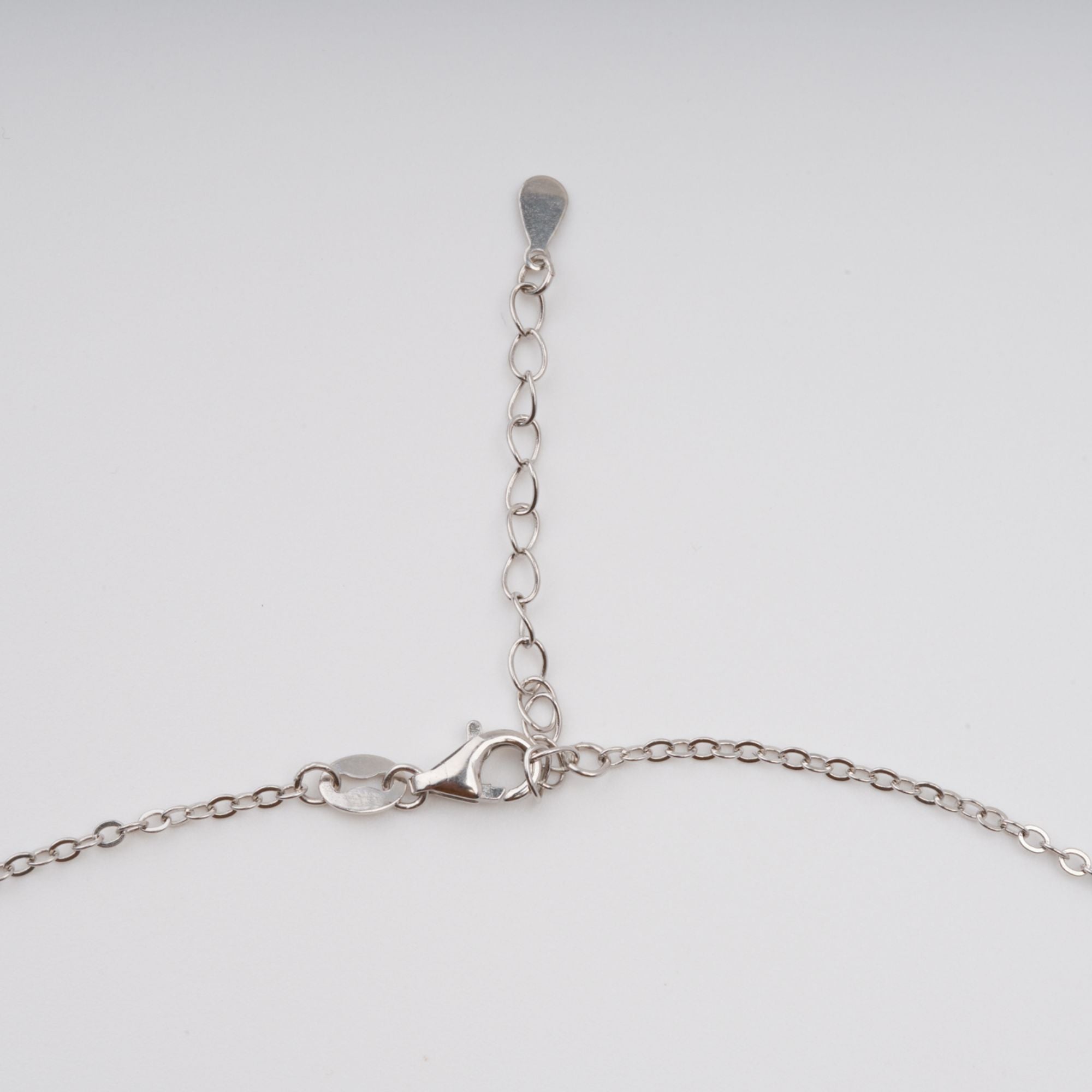 قلادة أنينا الزرقاء البيضاوية المصنوعة من أحجار كريمة من الفضة الإسترلينية