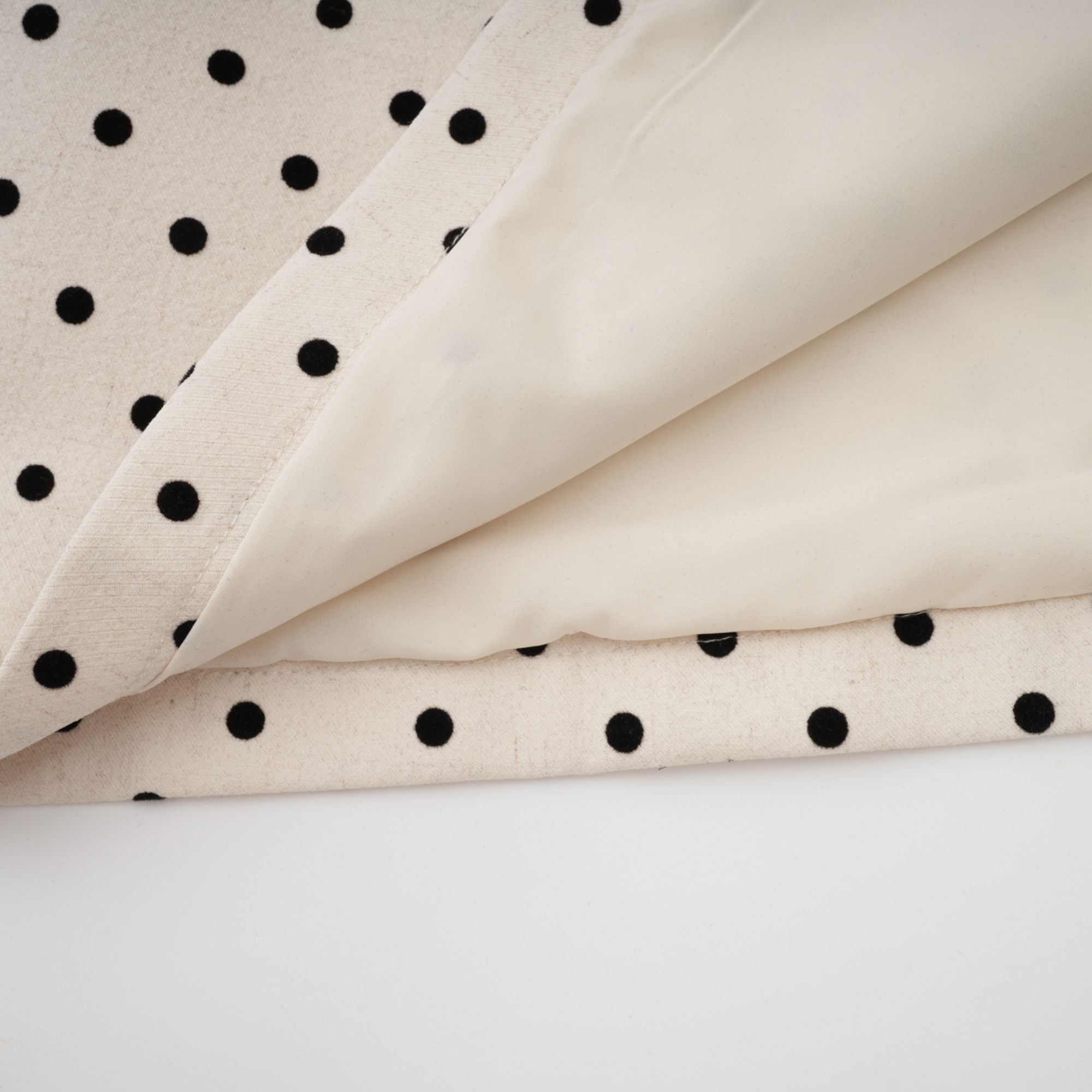 فستان جيتان متوسط الطول منقط باللون الأبيض