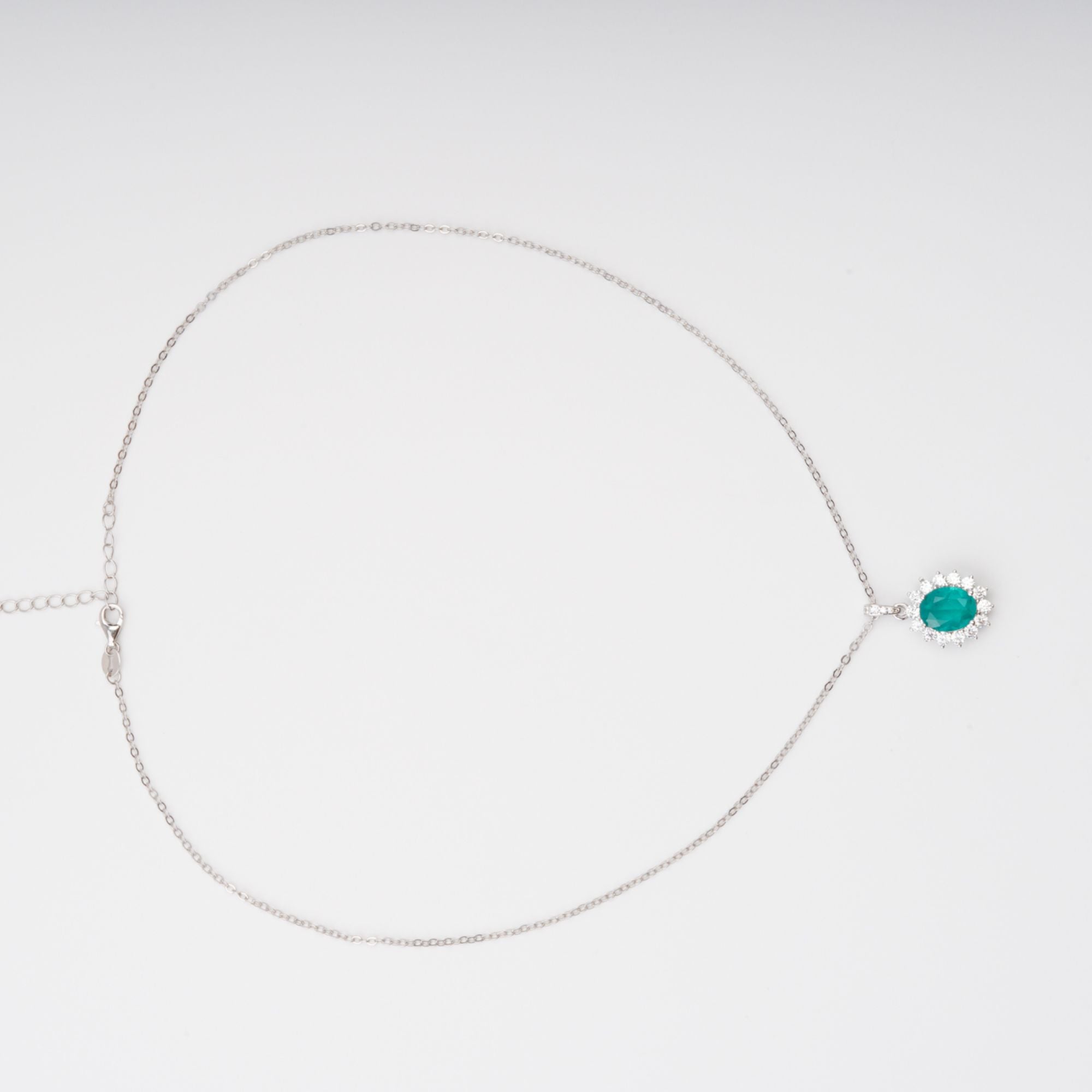 قلادة كايسو الخضراء البيضاوية المصنوعة من أحجار كريمة من الفضة الإسترلينية