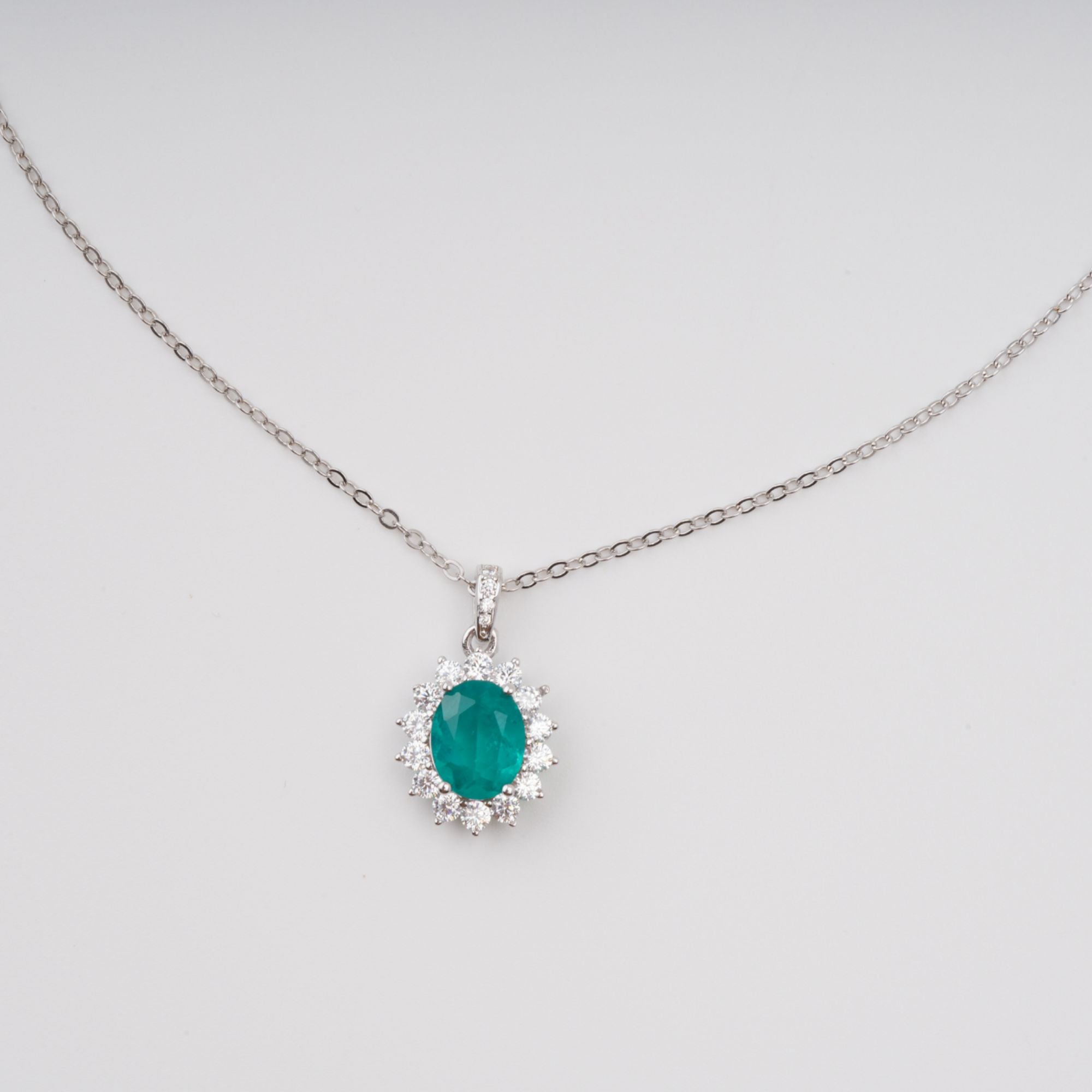 قلادة كايسو الخضراء البيضاوية المصنوعة من أحجار كريمة من الفضة الإسترلينية