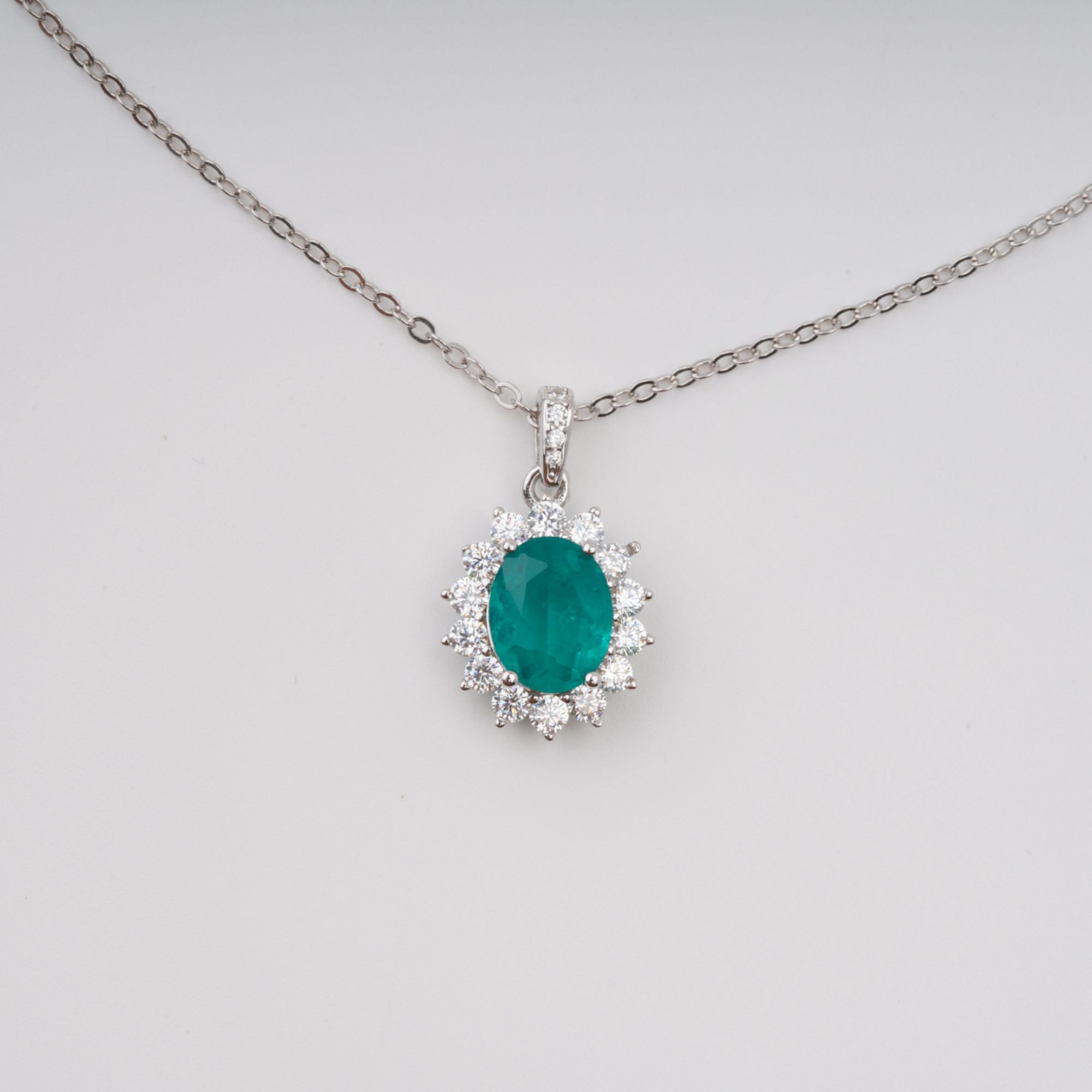 قلادة كايسو الخضراء البيضاوية المصنوعة من أحجار كريمة من الفضة الإسترلينية