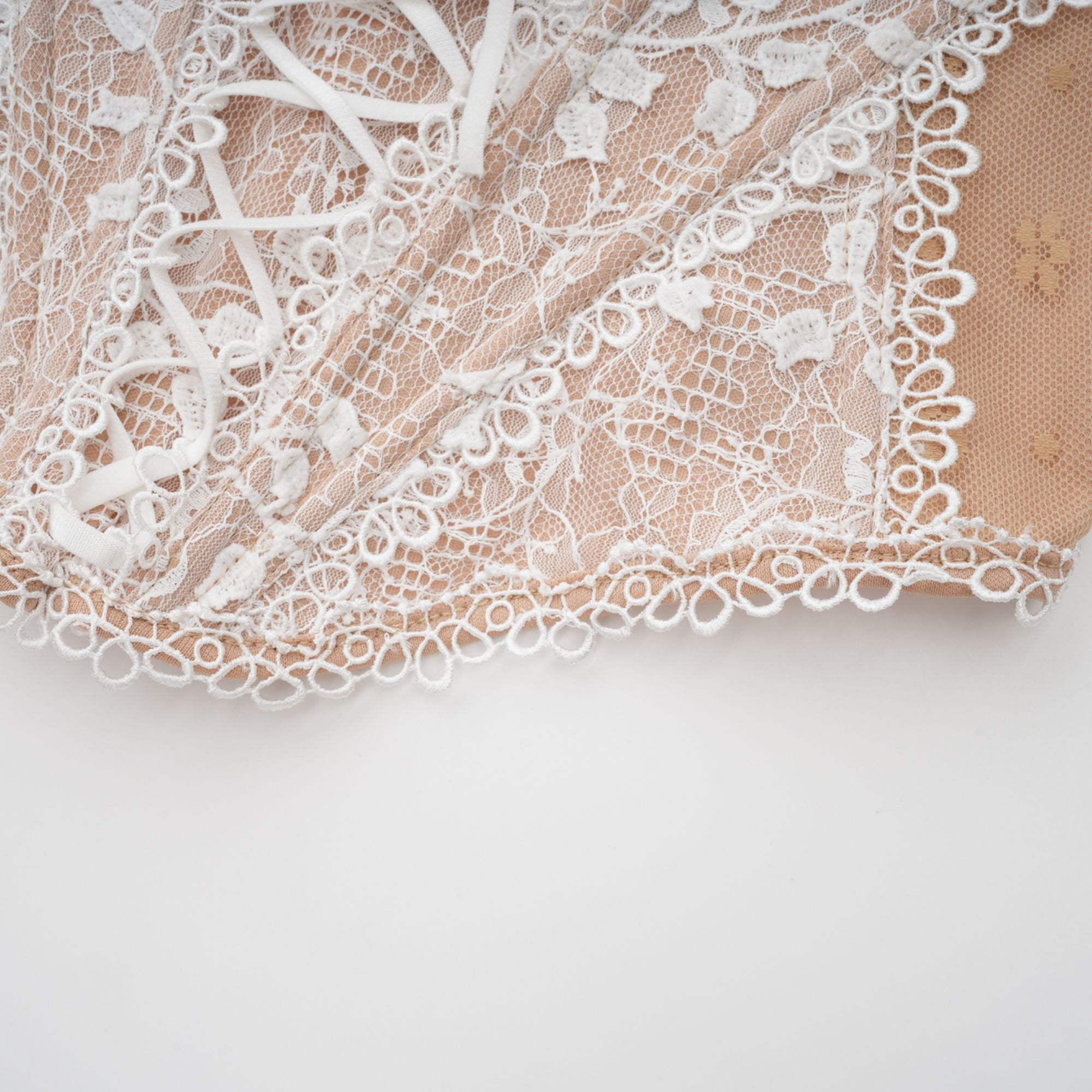 Karine Bustier-Top mit floralen Spitzeneinsätzen