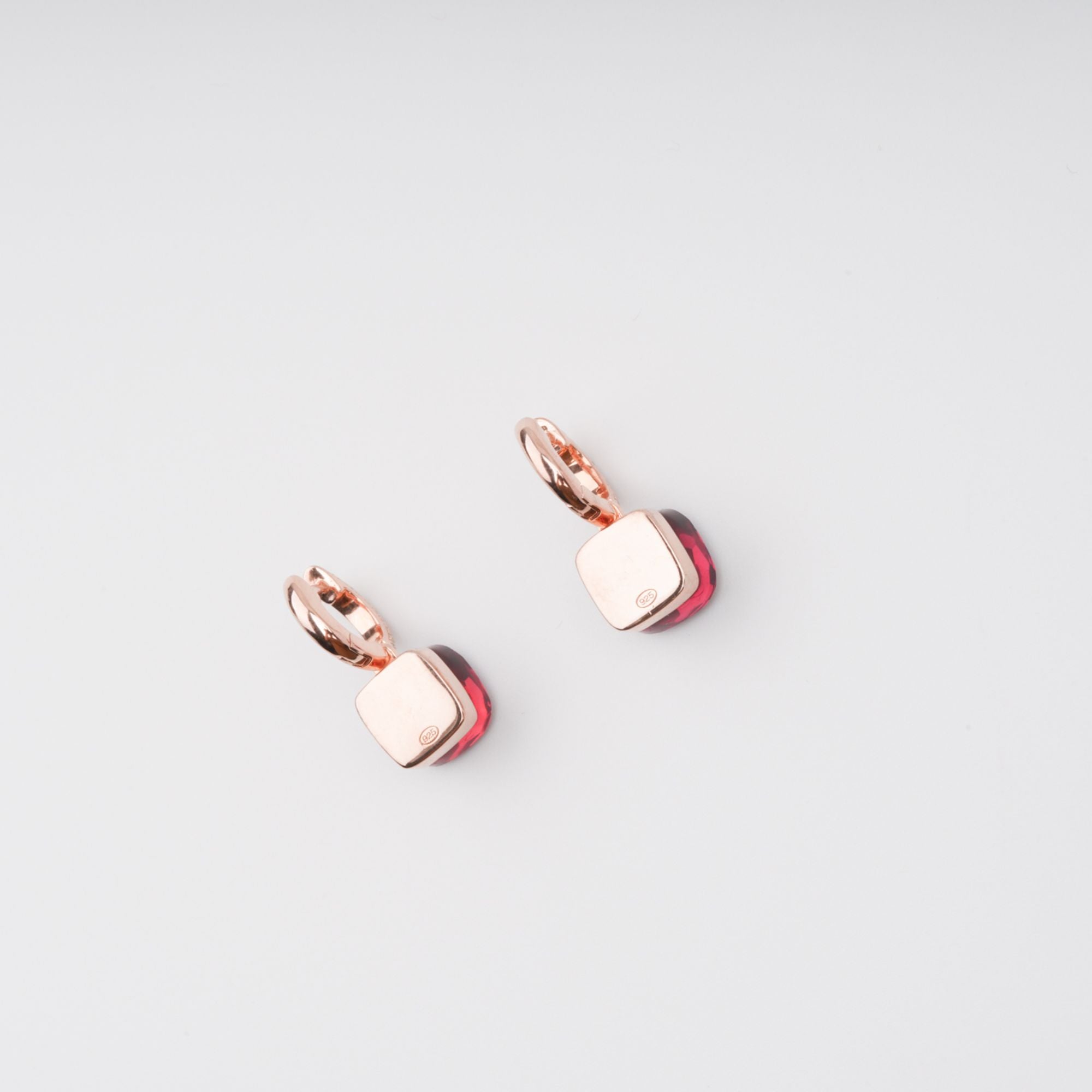 أقراط أذن دائرية من الفضة الإسترلينية من آفا، مرصعة بأحجار كريمة مقطوعة على شكل وسادة باللون الأحمر