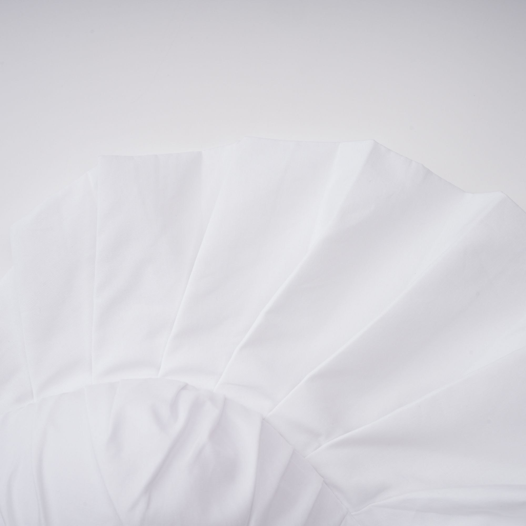 طقم بلوزة وتنورة أليسيا وايت المزينة بالكشكشة