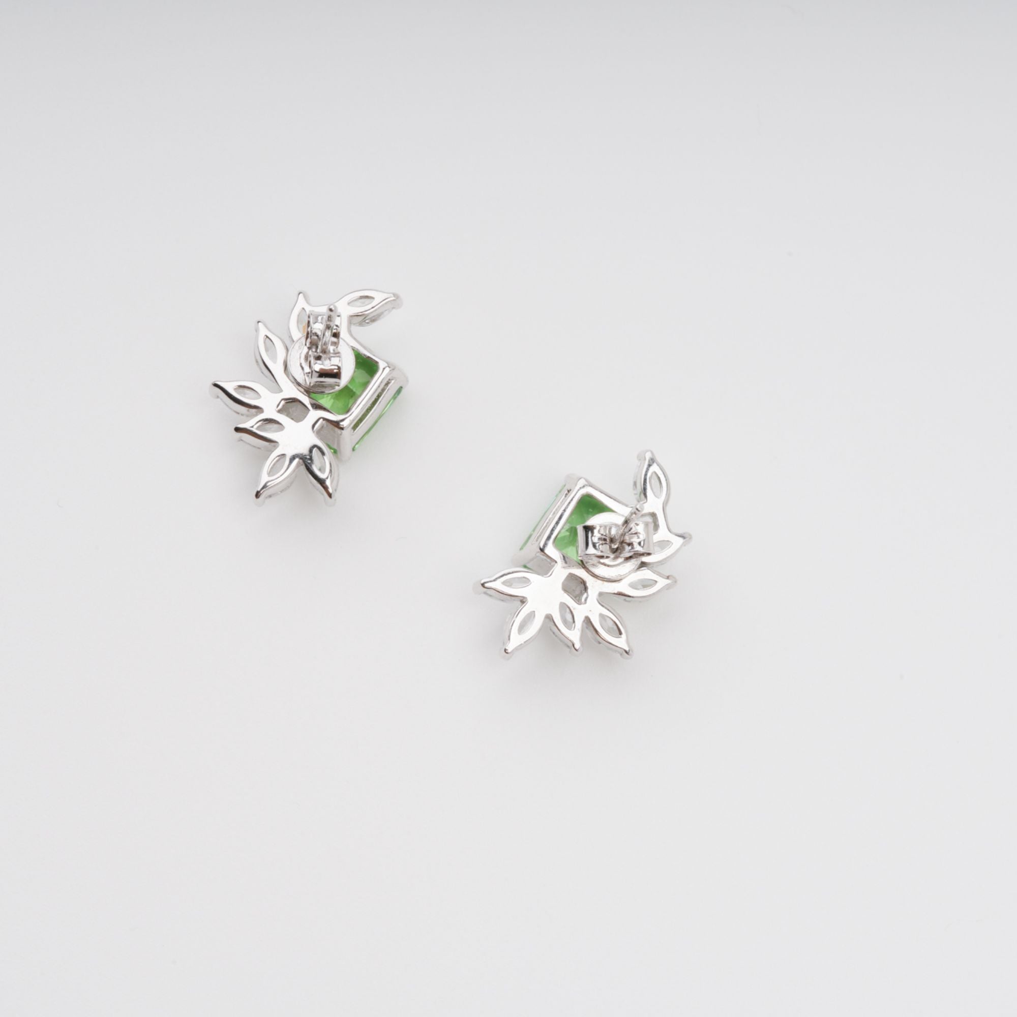 Meris – Ohrringe aus Sterlingsilber mit rechteckigem grünem Edelstein