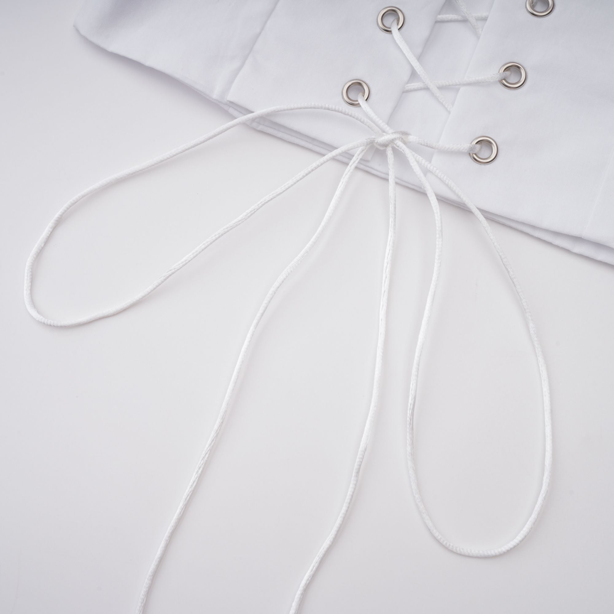 طقم بلوزة وتنورة أليسيا وايت المزينة بالكشكشة