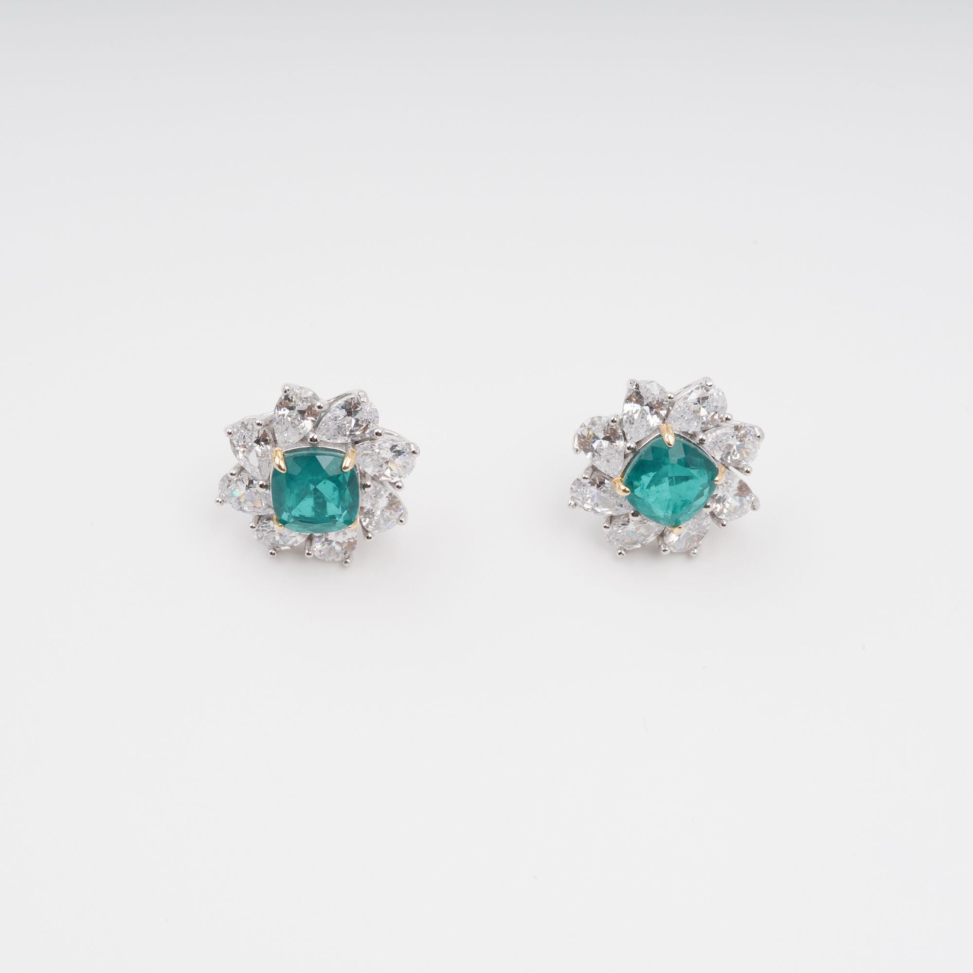 أقراط إيريكا جرين الفضية الإسترلينية المرصعة بالأحجار الكريمة على شكل زهرة