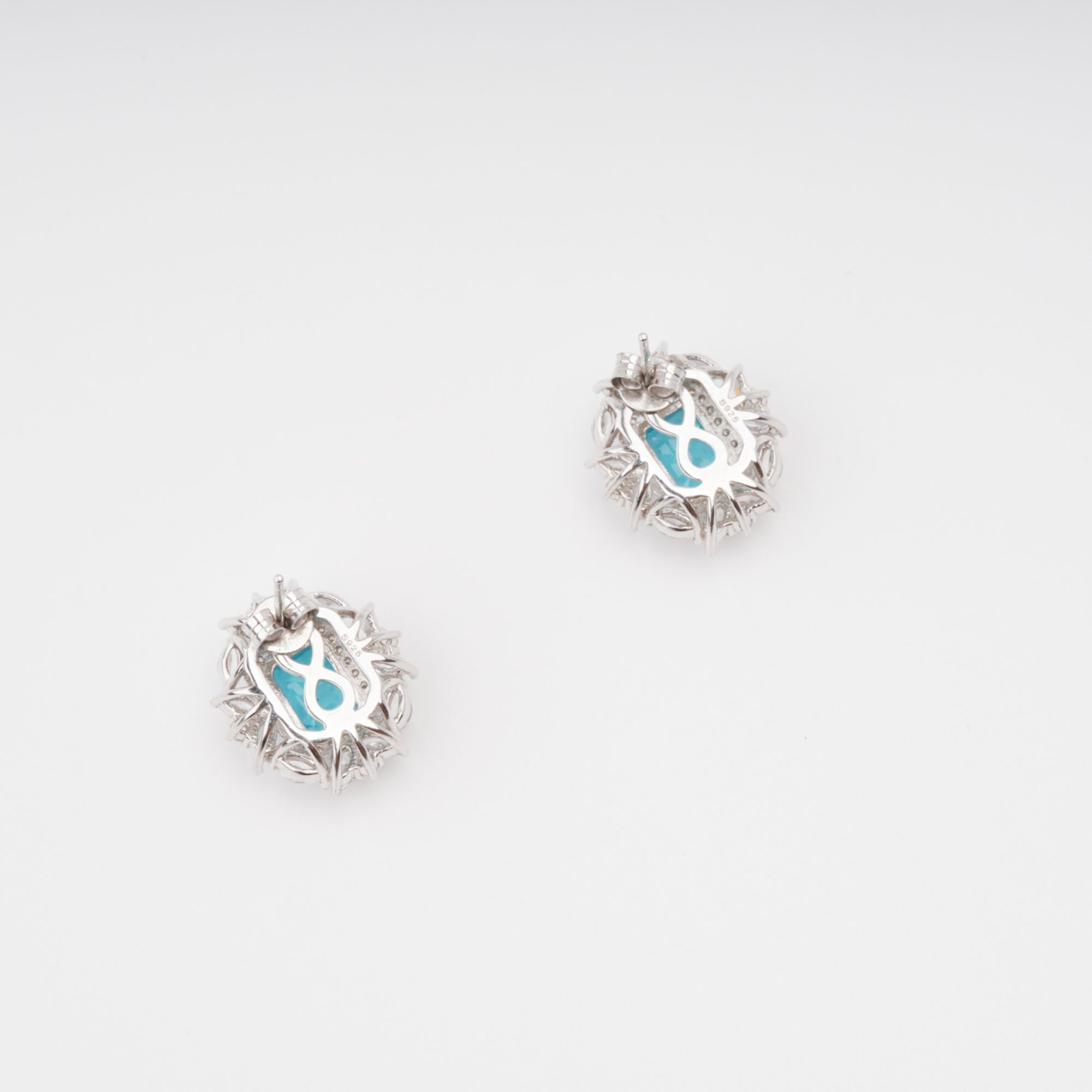 أقراط كايسو من الفضة الإسترلينية مرصعة بأحجار كريمة من أحجار الأكوامارين وقطع الزمرد