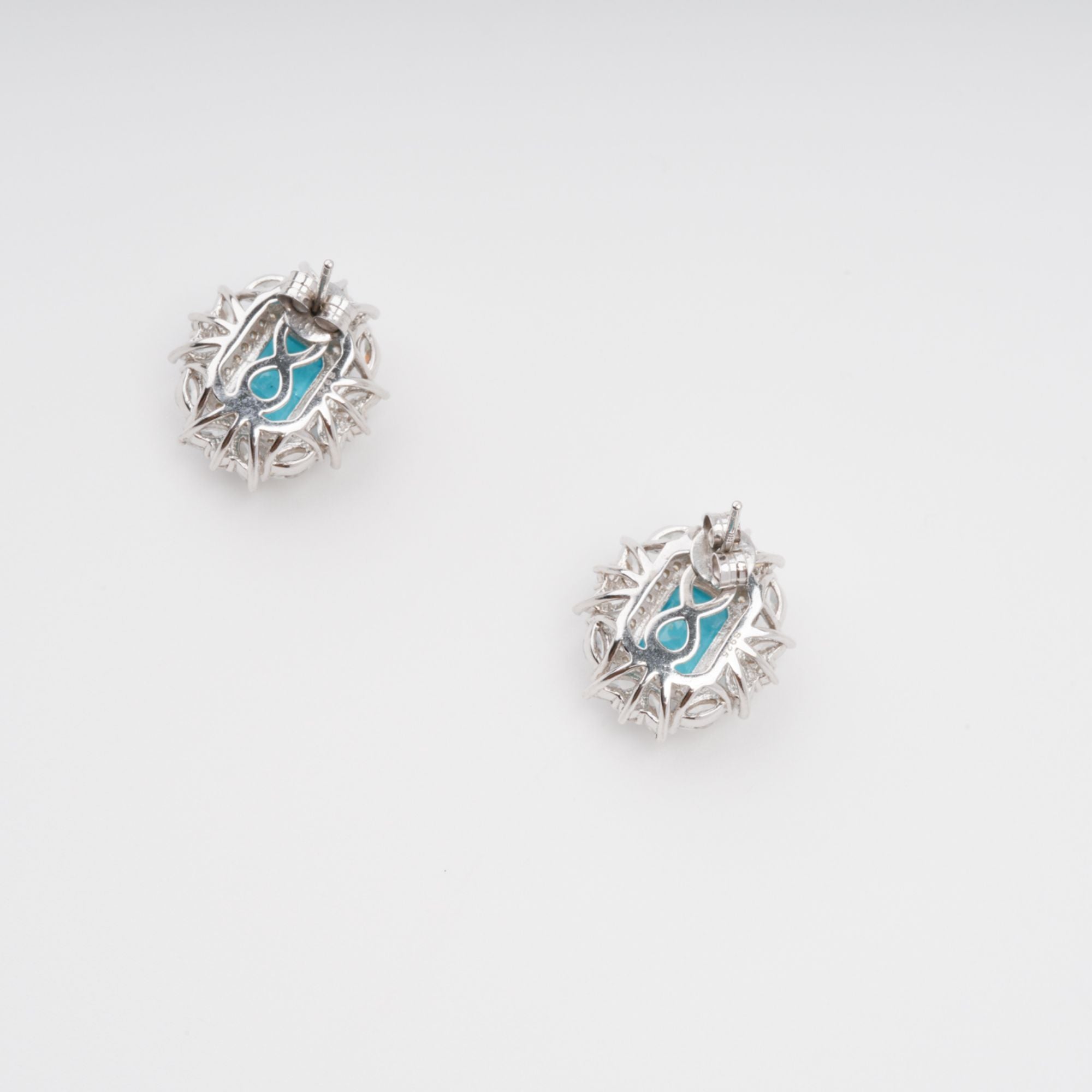 أقراط كايسو من الفضة الإسترلينية مرصعة بأحجار كريمة من أحجار الأكوامارين وقطع الزمرد