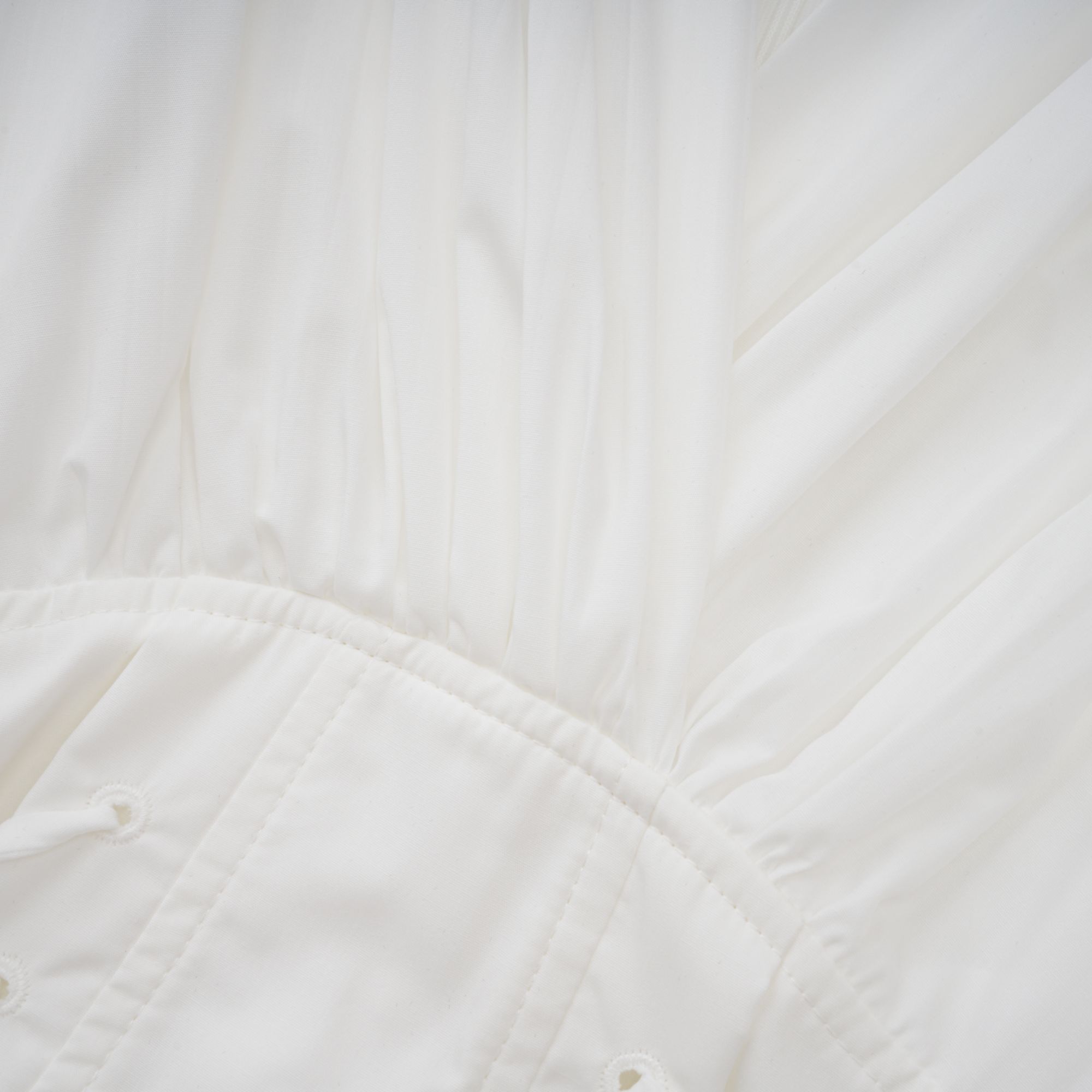 Vienne – Weißes, plissiertes Maxikleid mit Schnürung