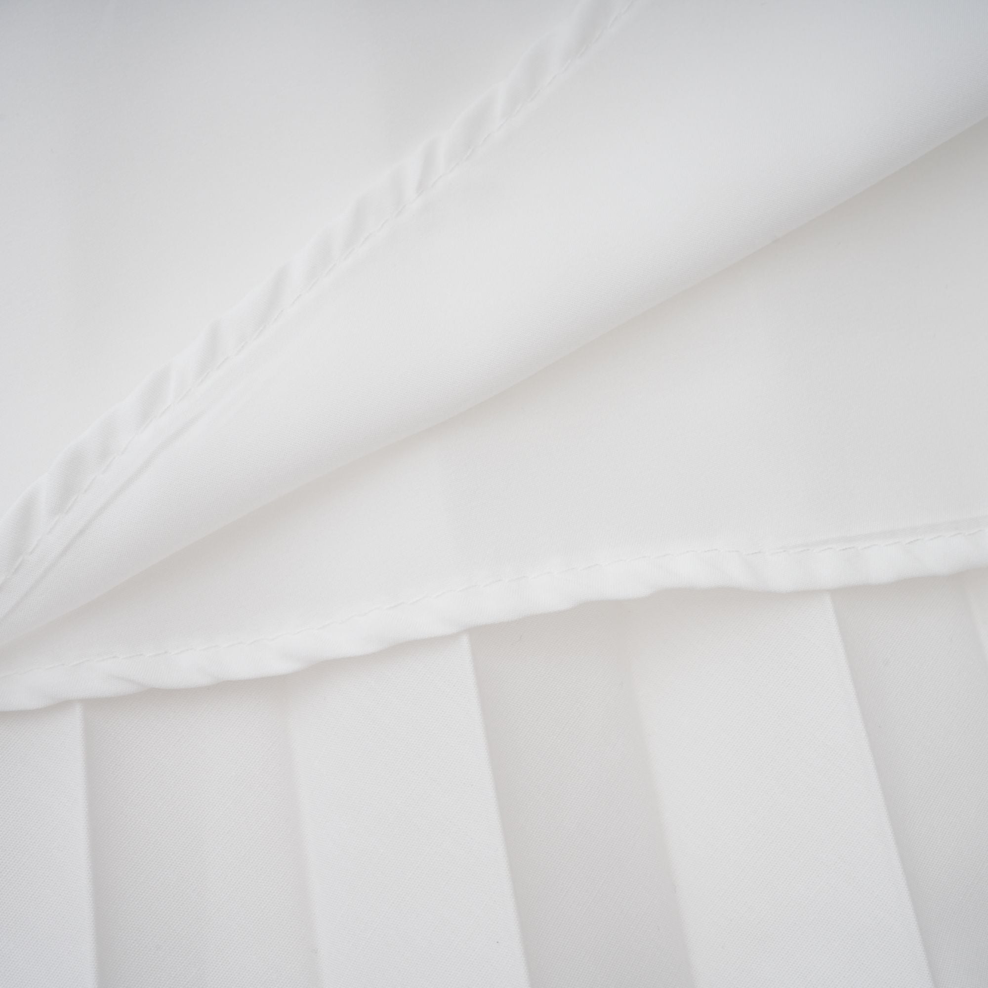 Vienne – Weißes, plissiertes Maxikleid mit Schnürung