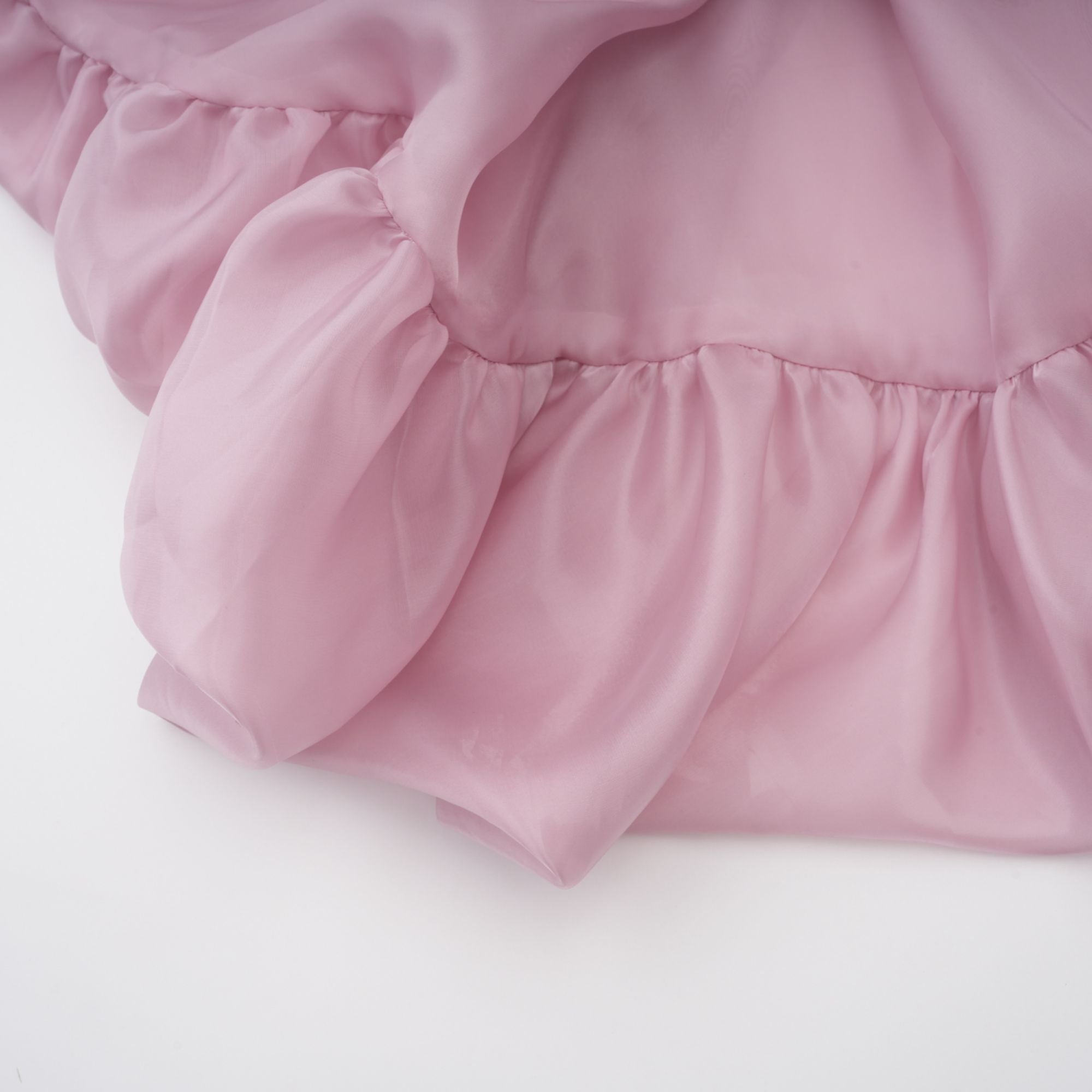 Brooklyn – Rosafarbenes Minikleid mit glänzendem Ballonsaum