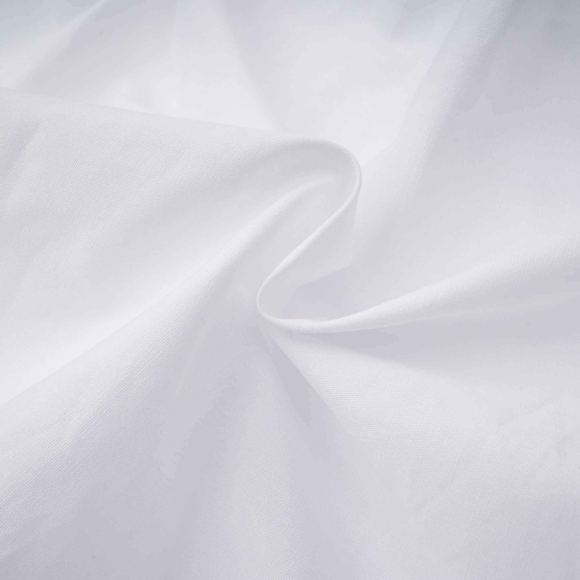 طقم بلوزة وتنورة أليسيا وايت المزينة بالكشكشة