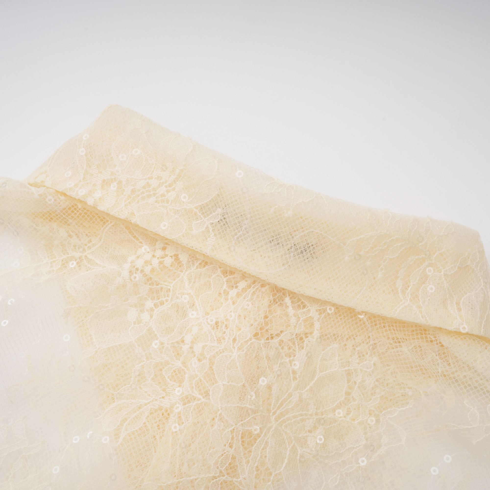 بلوزة إنغريد من الدانتيل بتصميم بيبلوم محايد