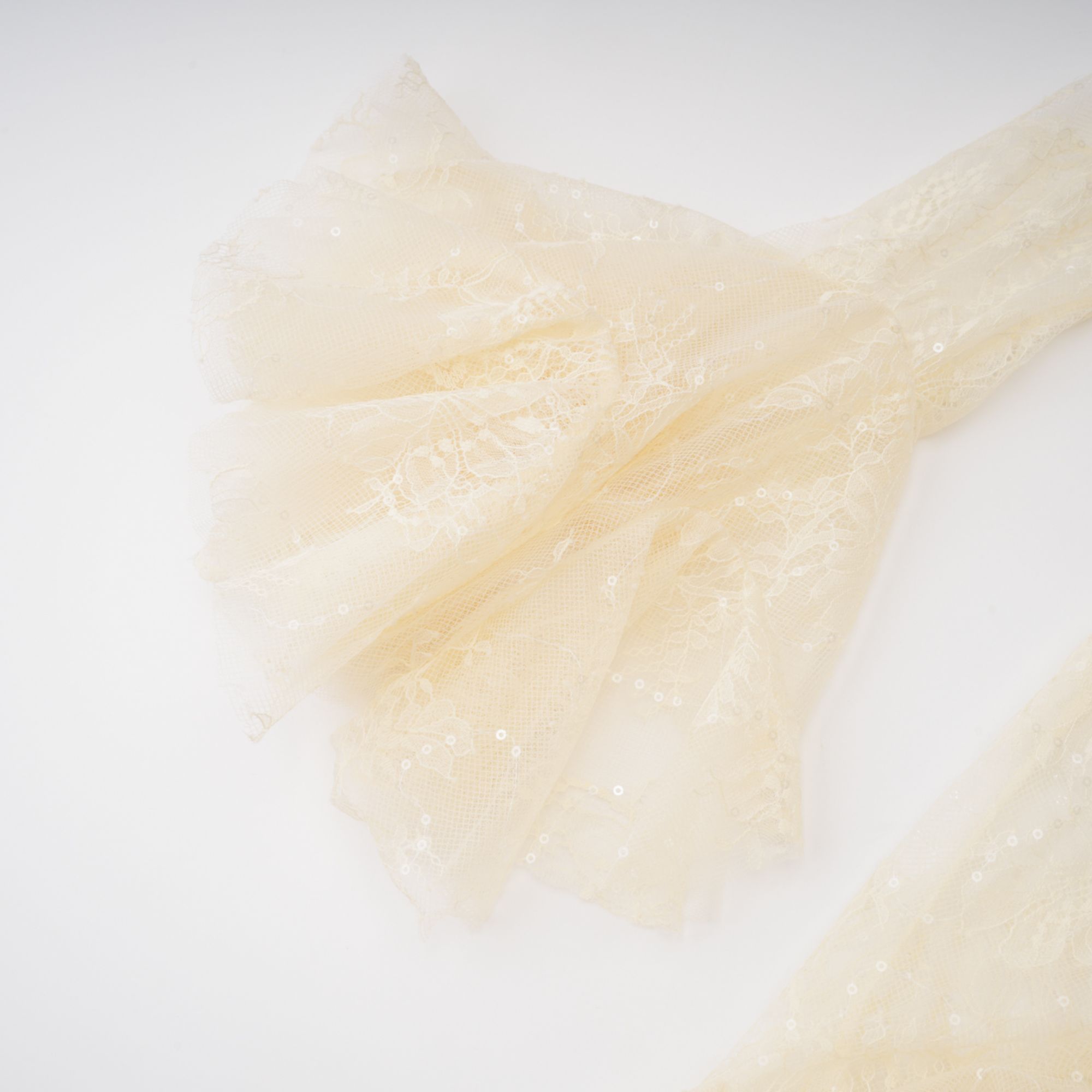 بلوزة إنغريد من الدانتيل بتصميم بيبلوم محايد