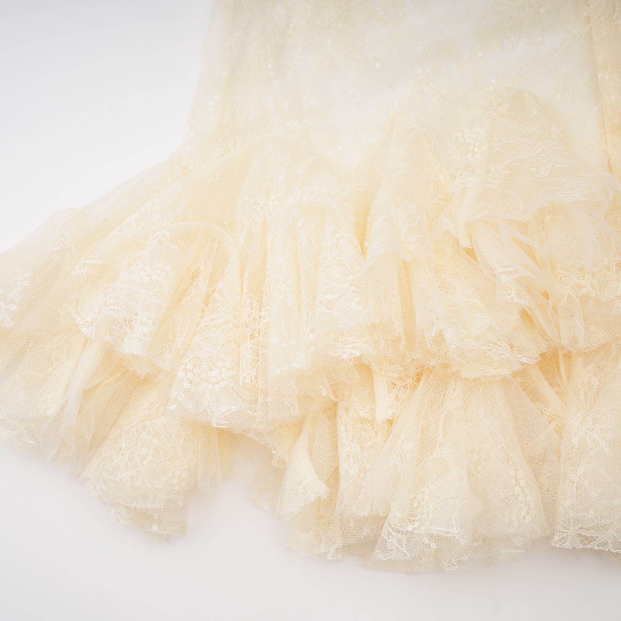 بلوزة إنغريد من الدانتيل بتصميم بيبلوم محايد