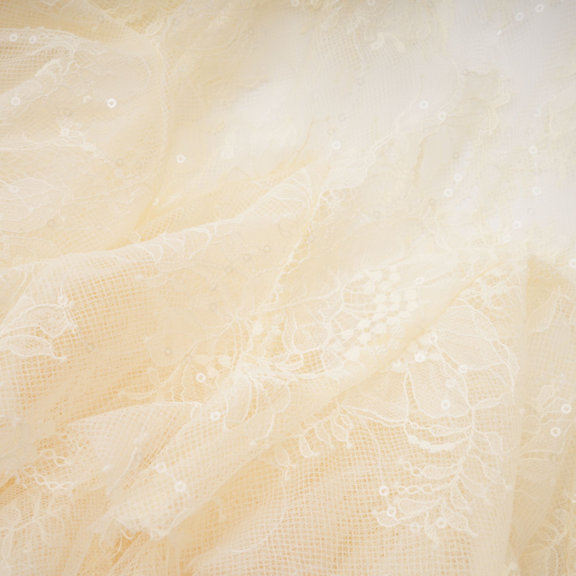 بلوزة إنغريد من الدانتيل بتصميم بيبلوم محايد