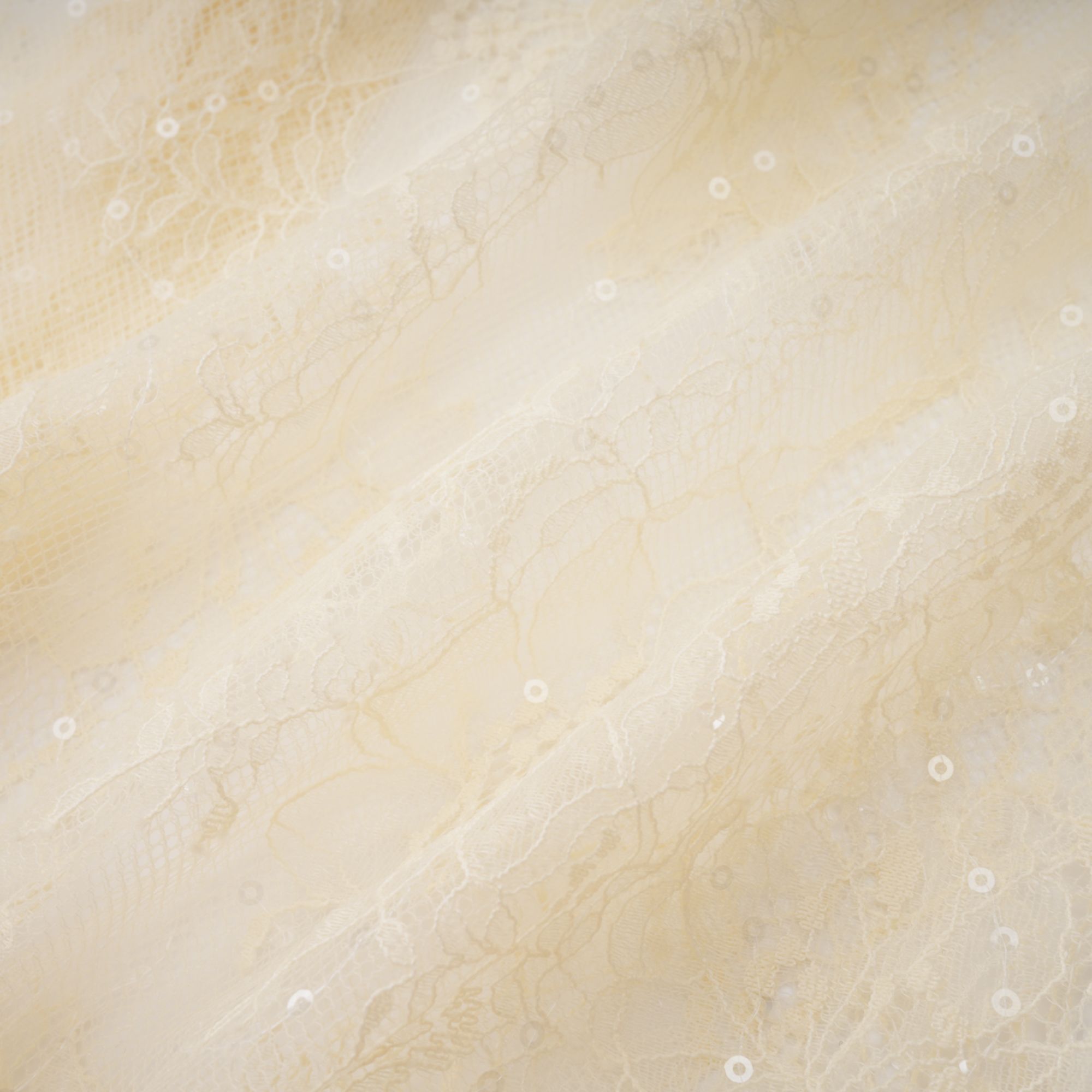 بلوزة إنغريد من الدانتيل بتصميم بيبلوم محايد