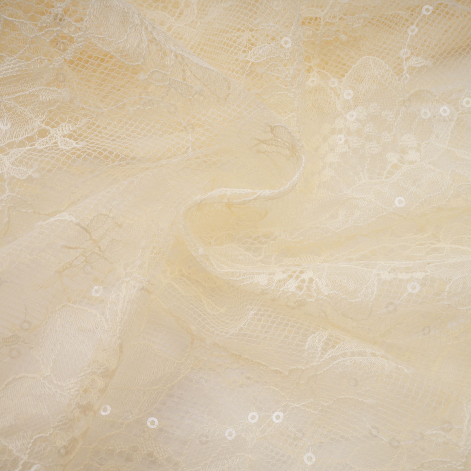 بلوزة إنغريد من الدانتيل بتصميم بيبلوم محايد