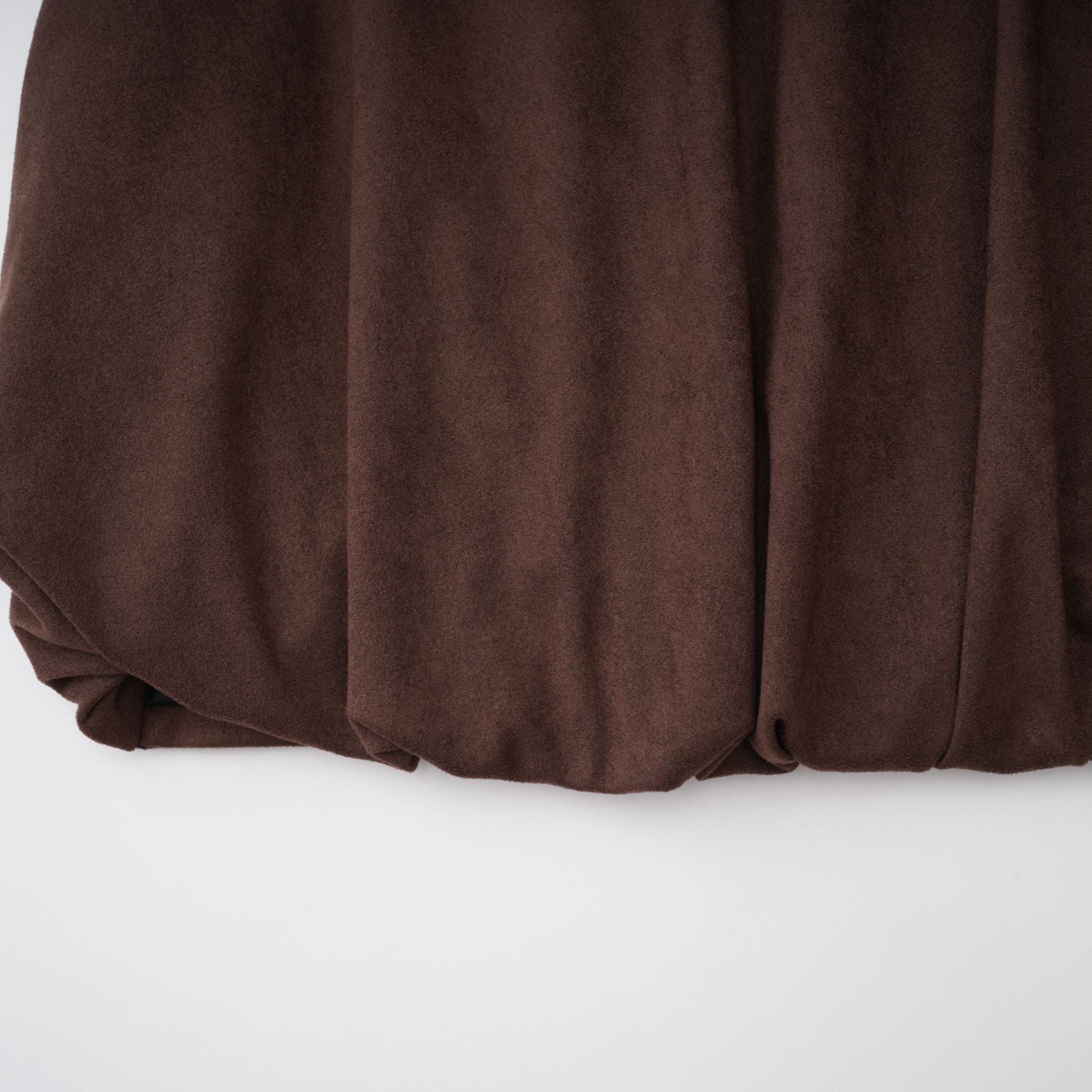 طقم بلوزة وشورت من قماش سويدي بني بحافة مقسمة من تشاني