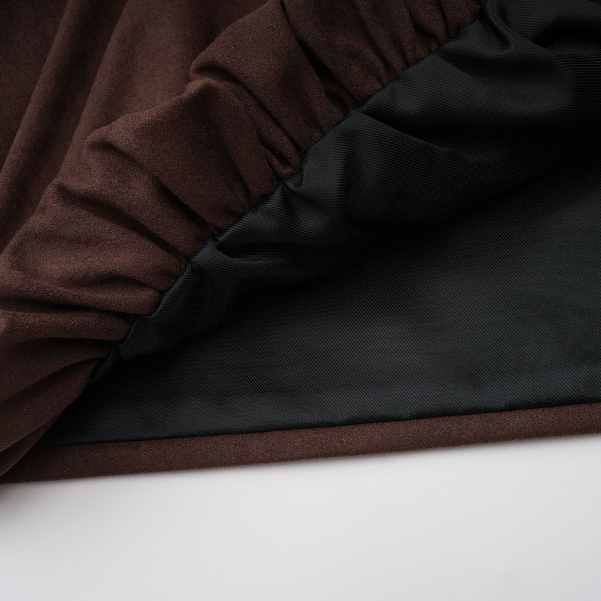 طقم بلوزة وشورت من قماش سويدي بني بحافة مقسمة من تشاني