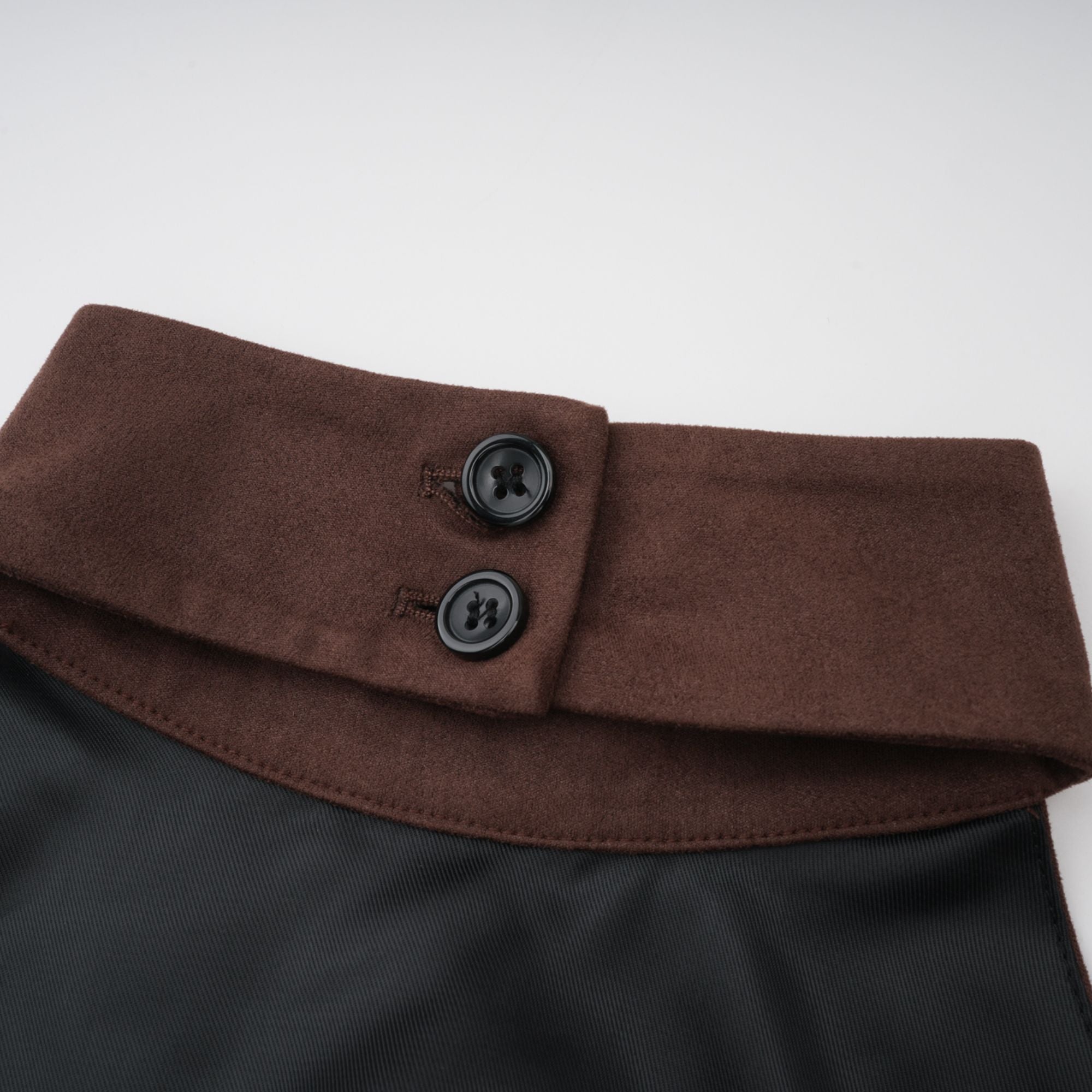 طقم بلوزة وشورت من قماش سويدي بني بحافة مقسمة من تشاني