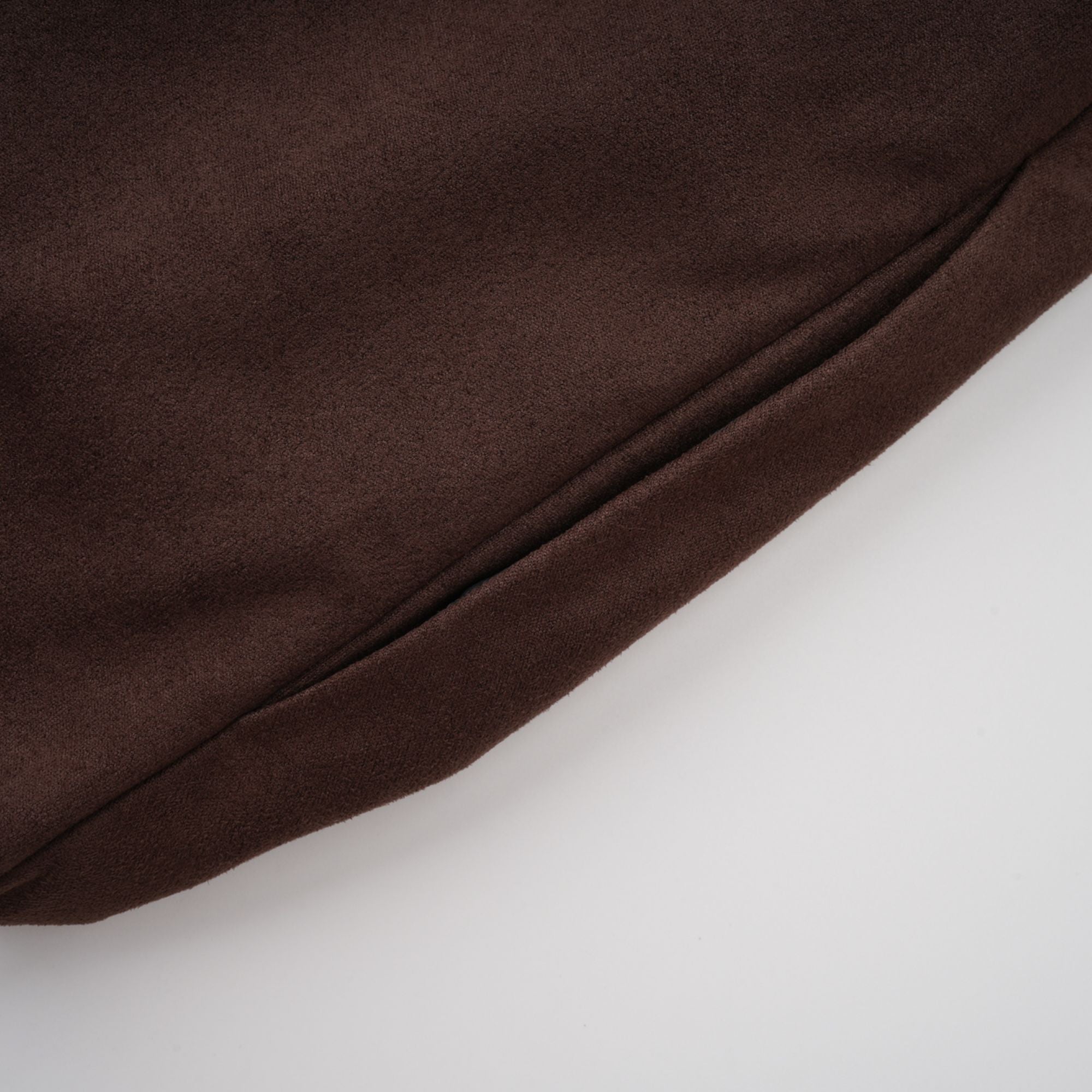 طقم بلوزة وشورت من قماش سويدي بني بحافة مقسمة من تشاني