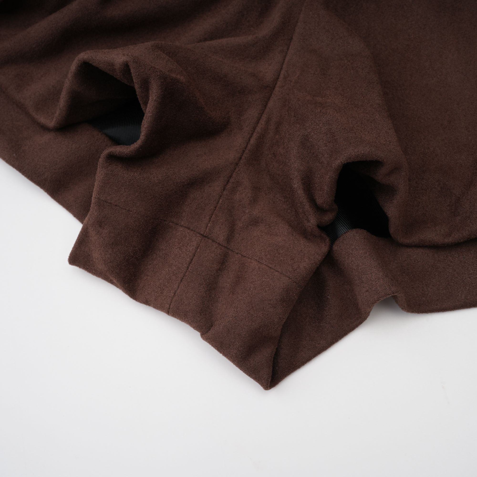 طقم بلوزة وشورت من قماش سويدي بني بحافة مقسمة من تشاني