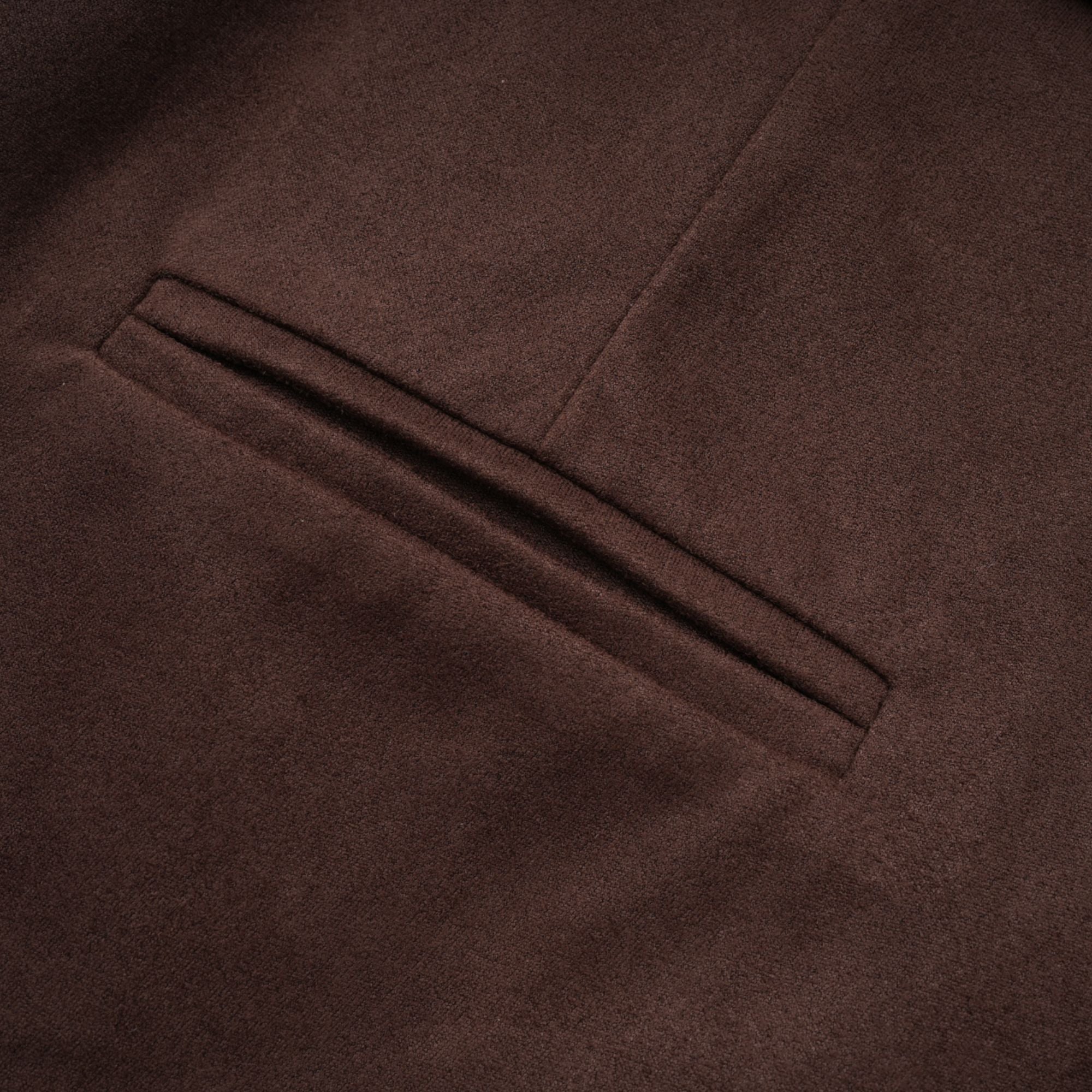 طقم بلوزة وشورت من قماش سويدي بني بحافة مقسمة من تشاني