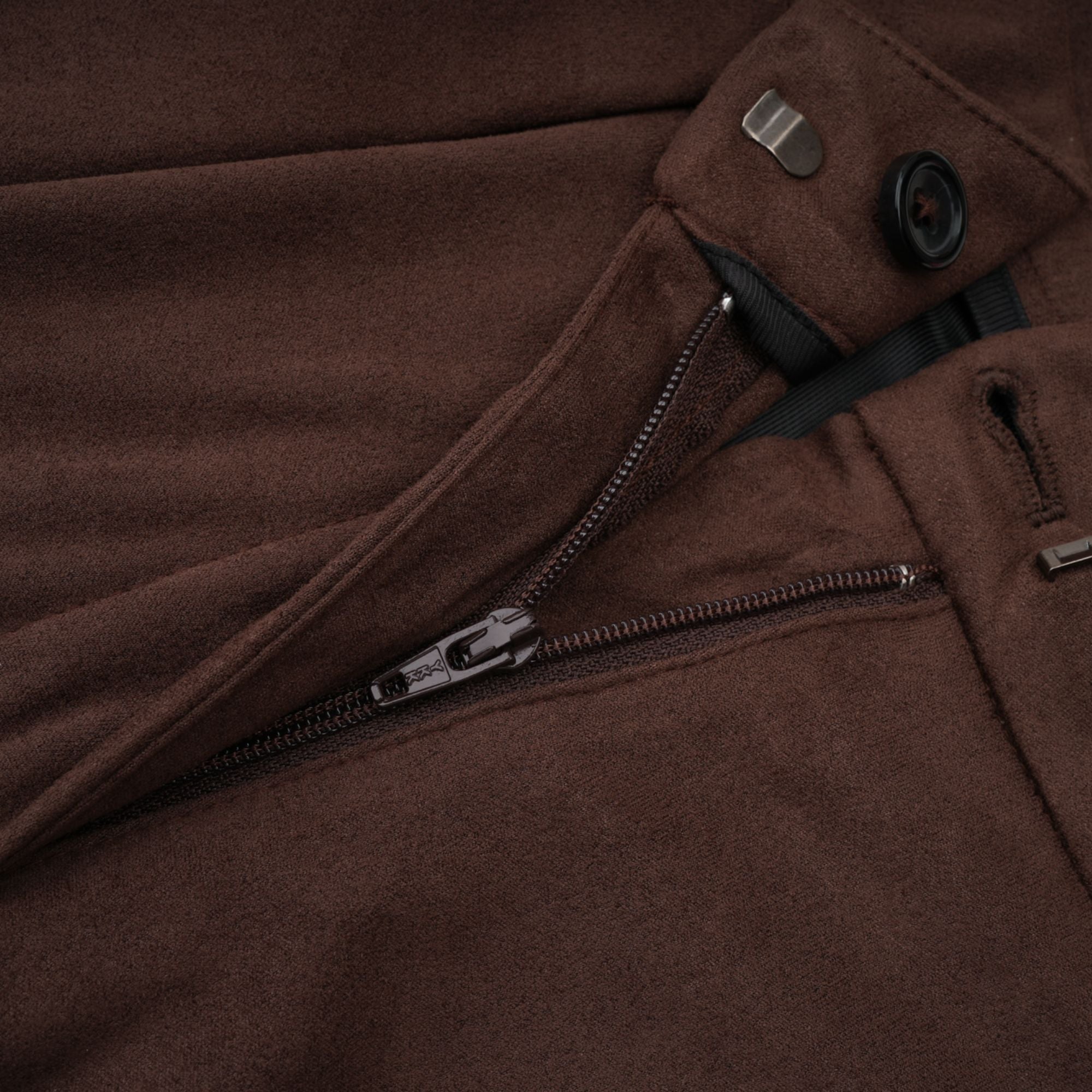 طقم بلوزة وشورت من قماش سويدي بني بحافة مقسمة من تشاني